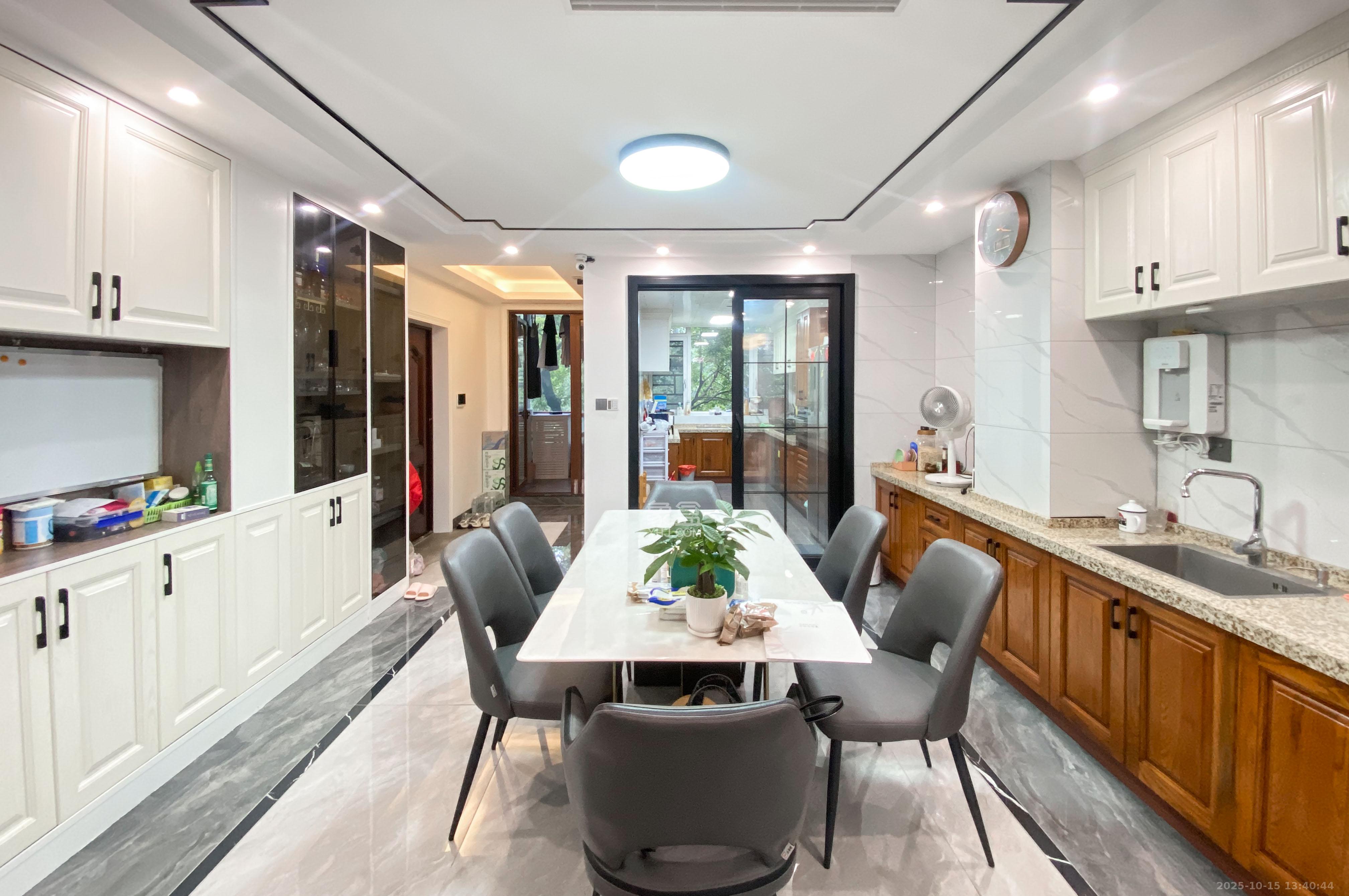 长房梅溪香山  5室2厅3卫    588.0万 长房梅溪香山  5室2厅3卫    588.0万客厅