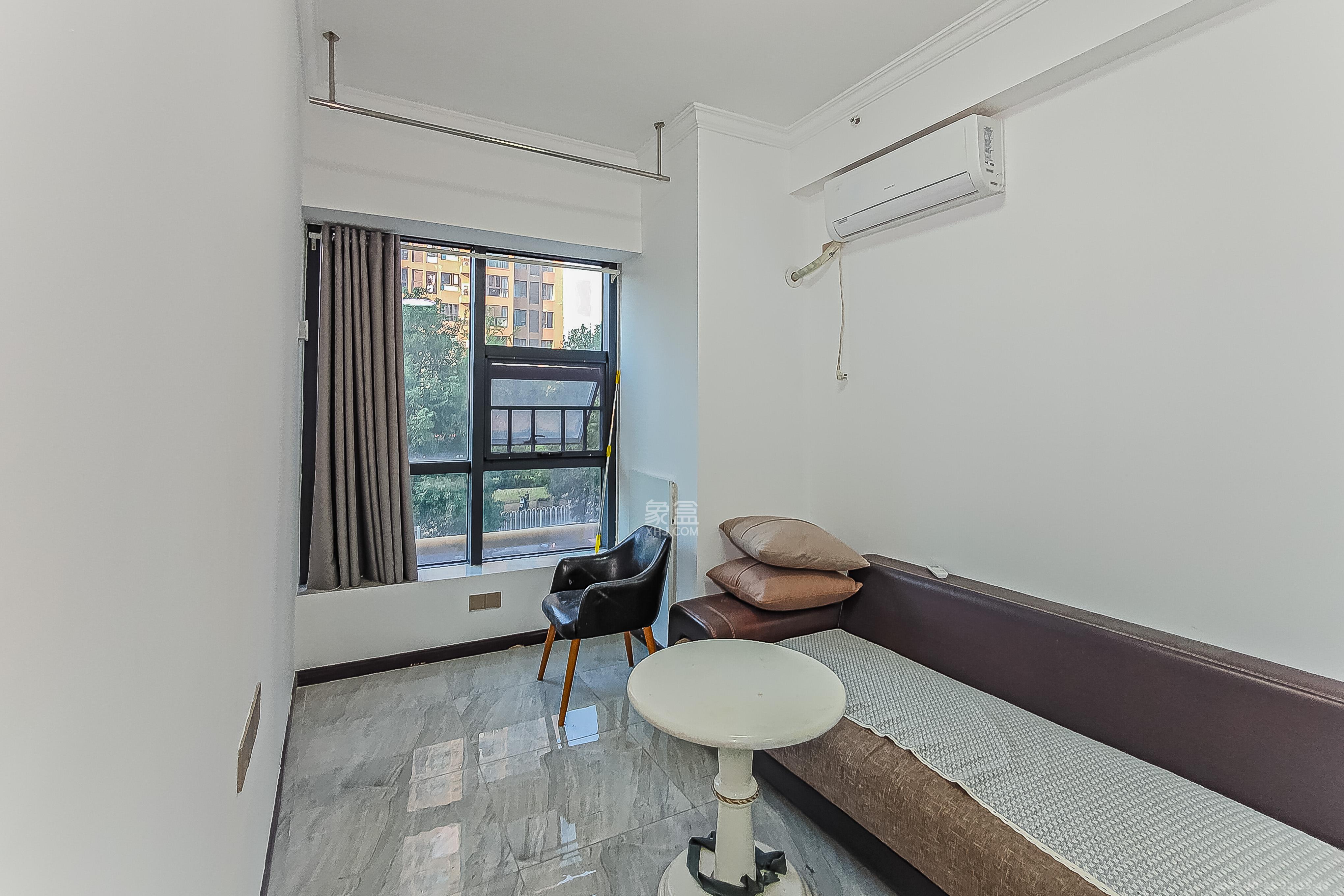 第六都（陆都小区）  1室1厅1卫    40.0万客厅