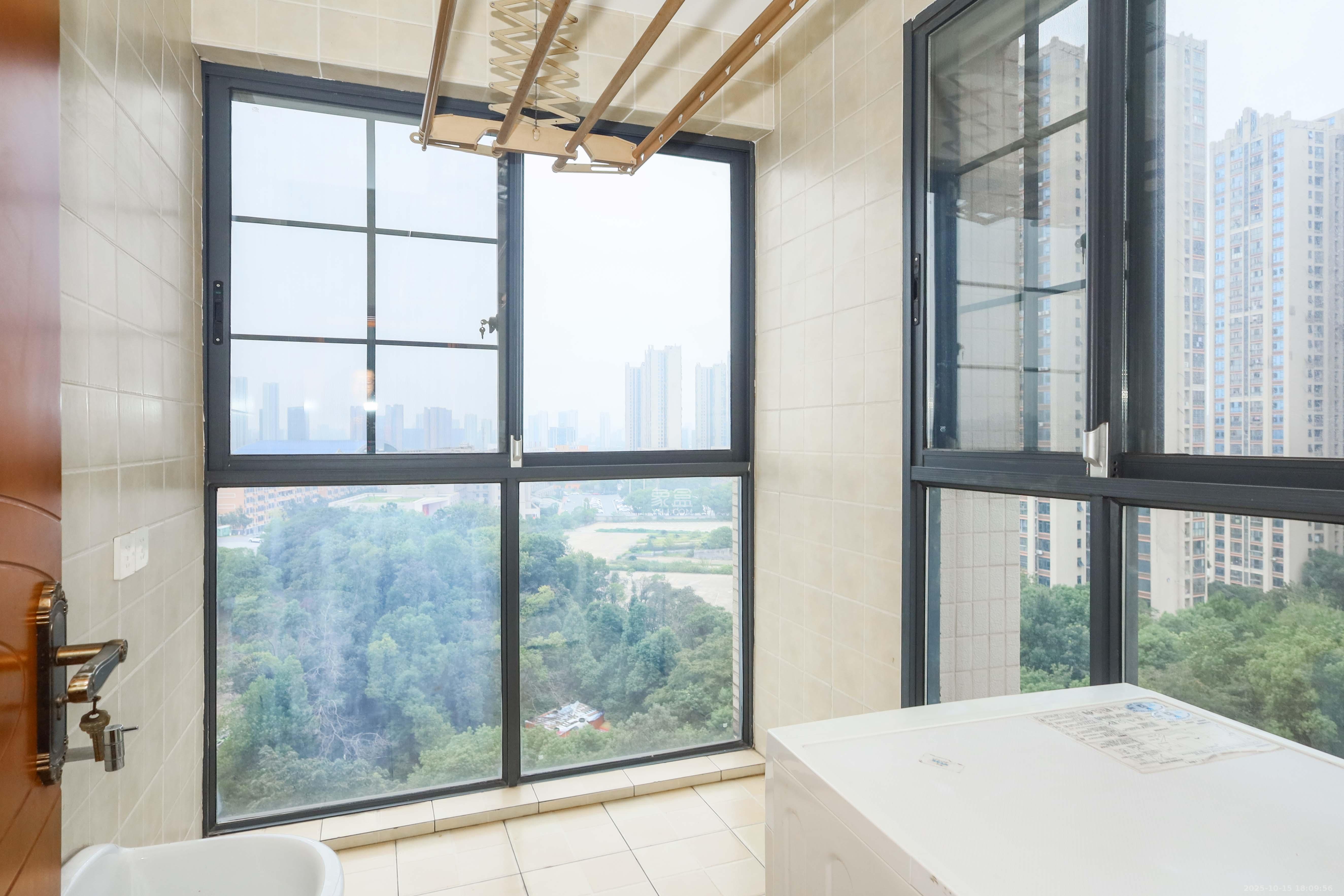 天元涉外景园C区 4室2厅2卫 105.0万 天元涉外景园C区 4室2厅2卫 105.0万卧室