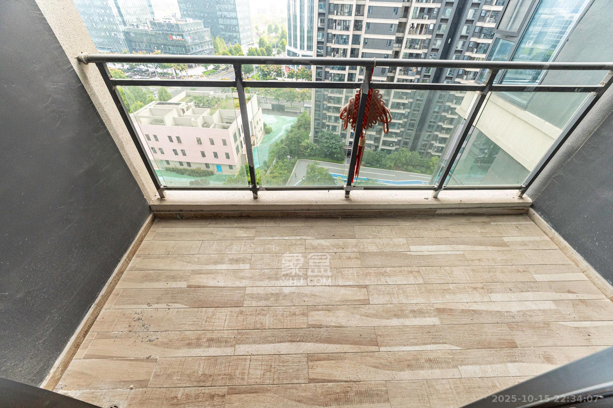 绿地V岛  4室2厅2卫    180.0万阳台