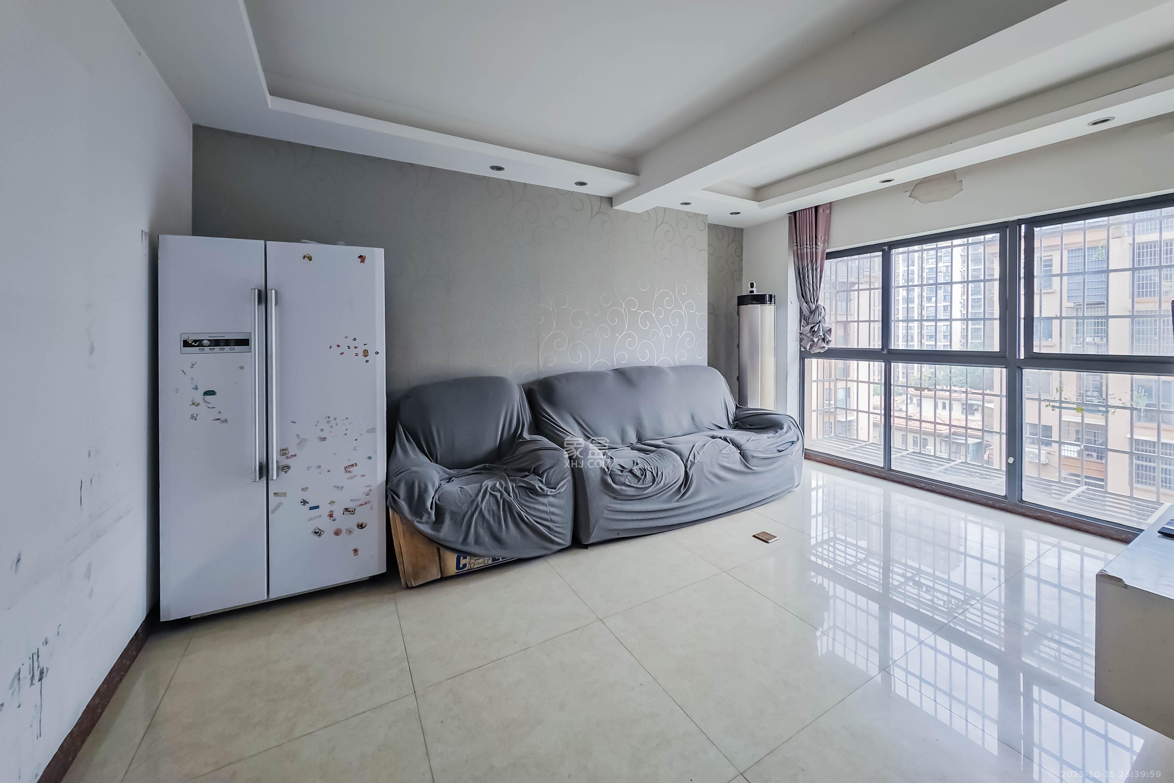 中城丽景香山园  3室2厅2卫    98.0万 中城丽景香山园  3室2厅2卫    98.0万客厅