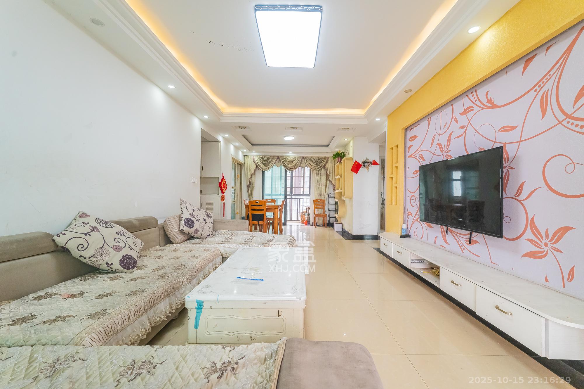 海伦春天 3室2厅2卫 79.8万 海伦春天 3室2厅2卫 79.8万客厅