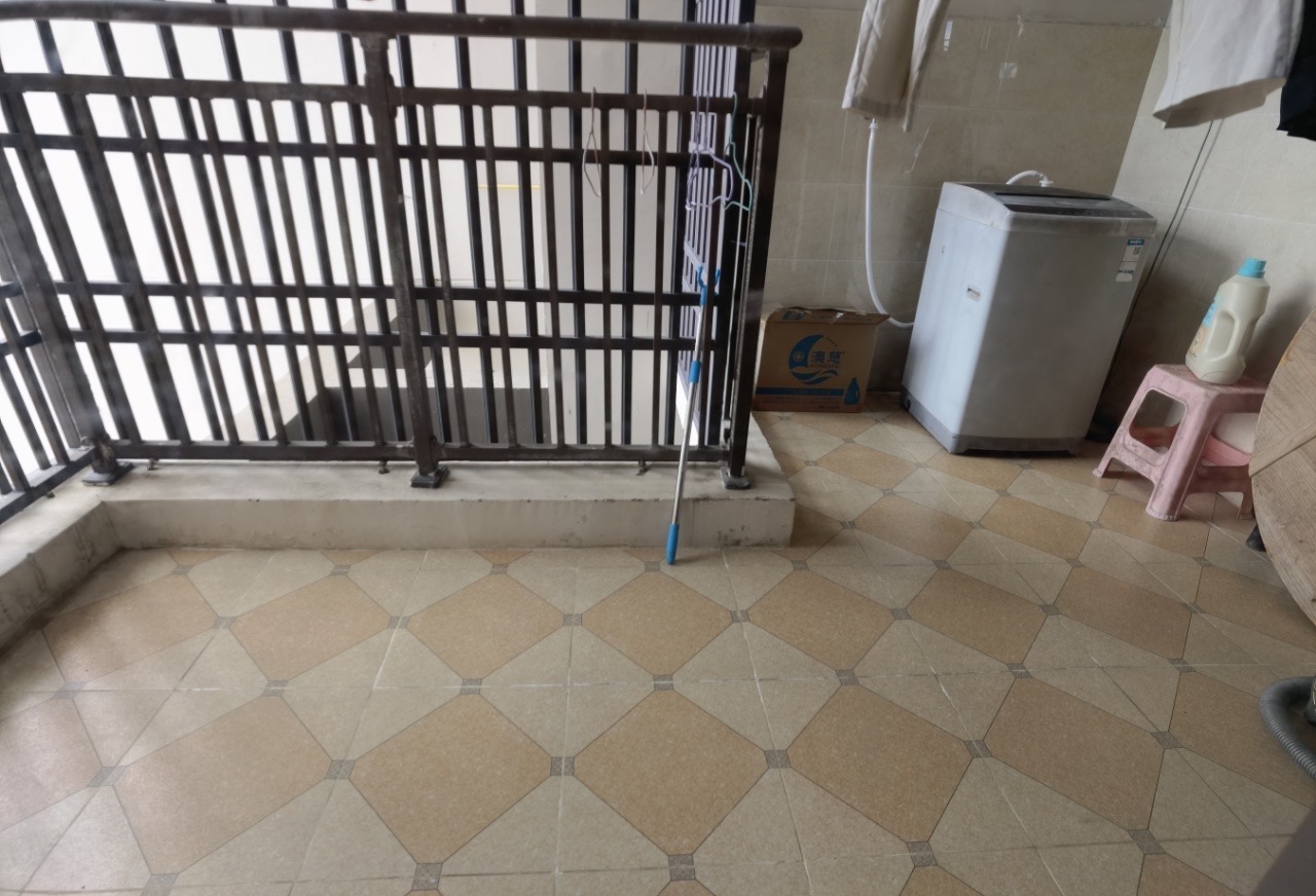 永泰花苑  3室2厅2卫    180.0万 永泰花苑  3室2厅2卫    180.0万客厅