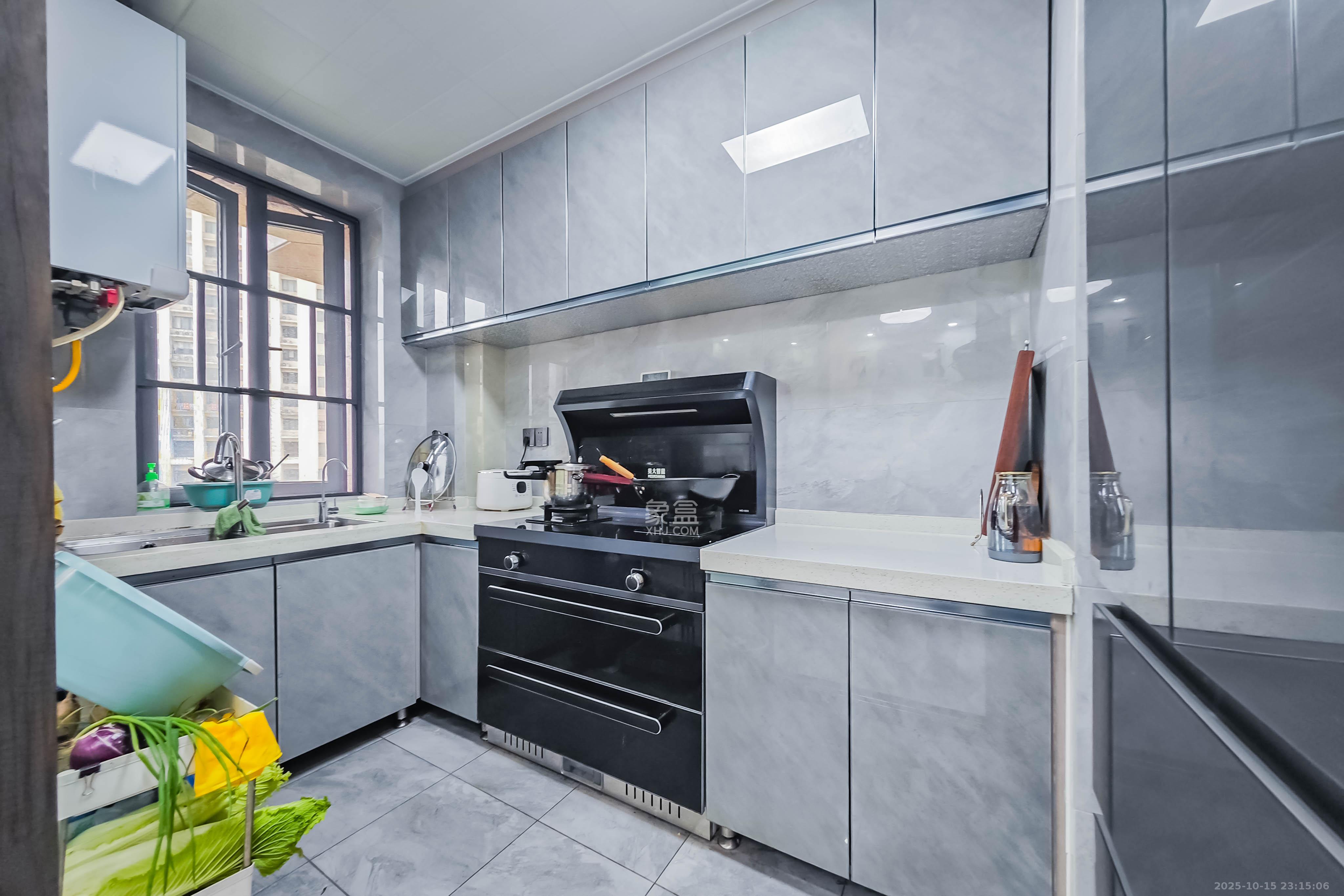 半山壹号  4室2厅2卫    140.0万 半山壹号  4室2厅2卫    140.0万厨房