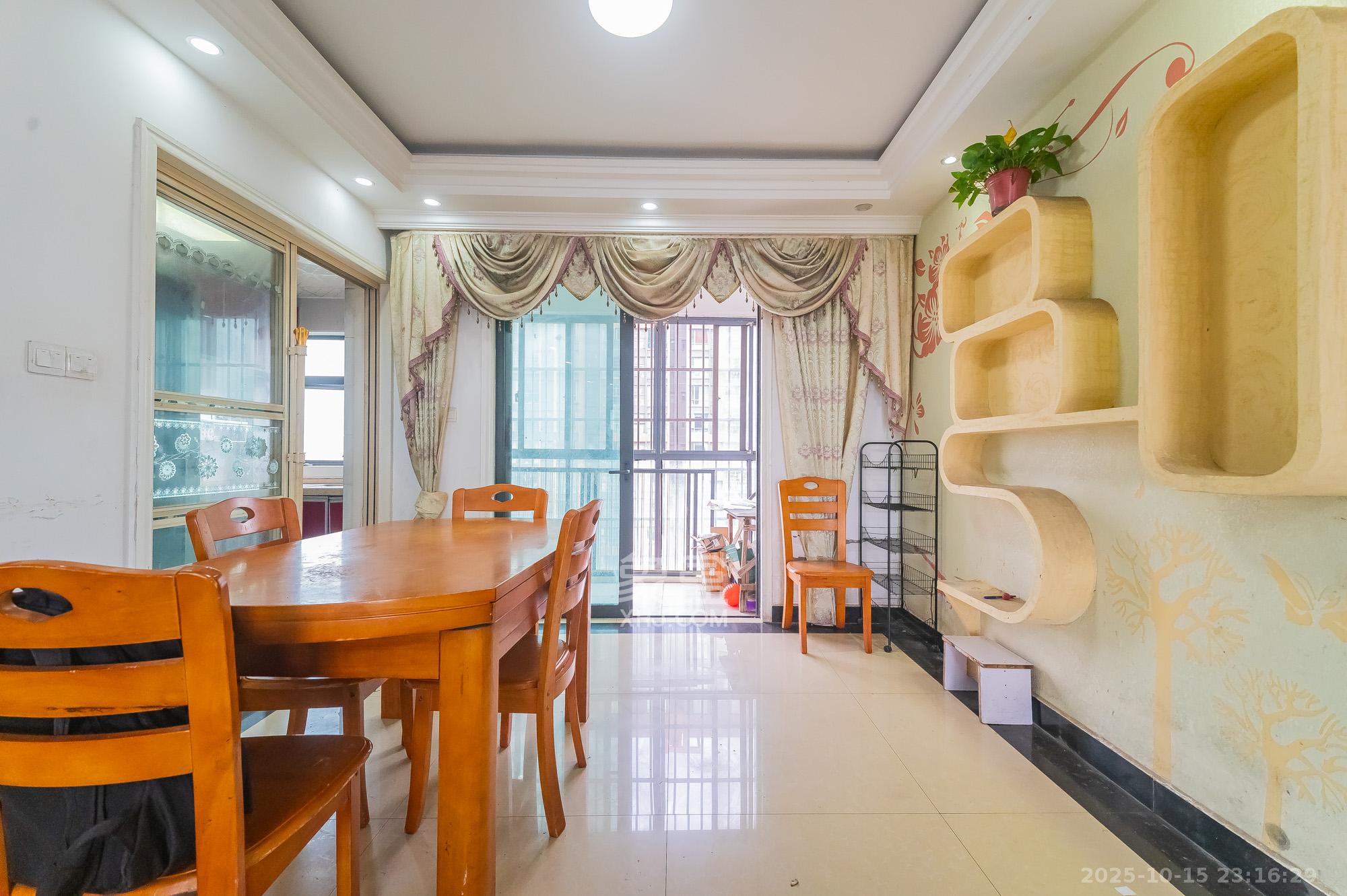 海伦春天 3室2厅2卫 79.8万 海伦春天 3室2厅2卫 79.8万客厅