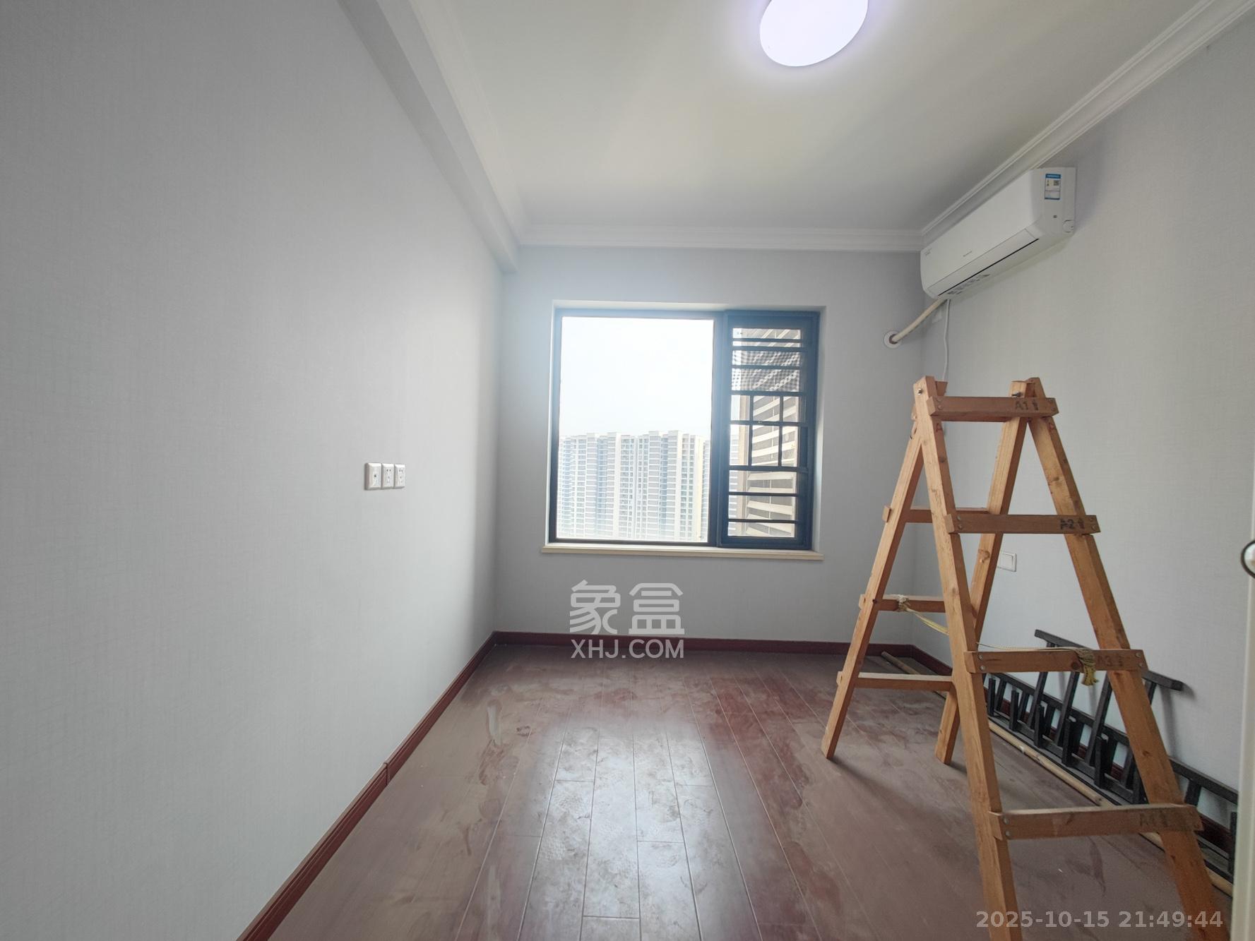 中海珑悦府  3室2厅2卫    135.0万卧室