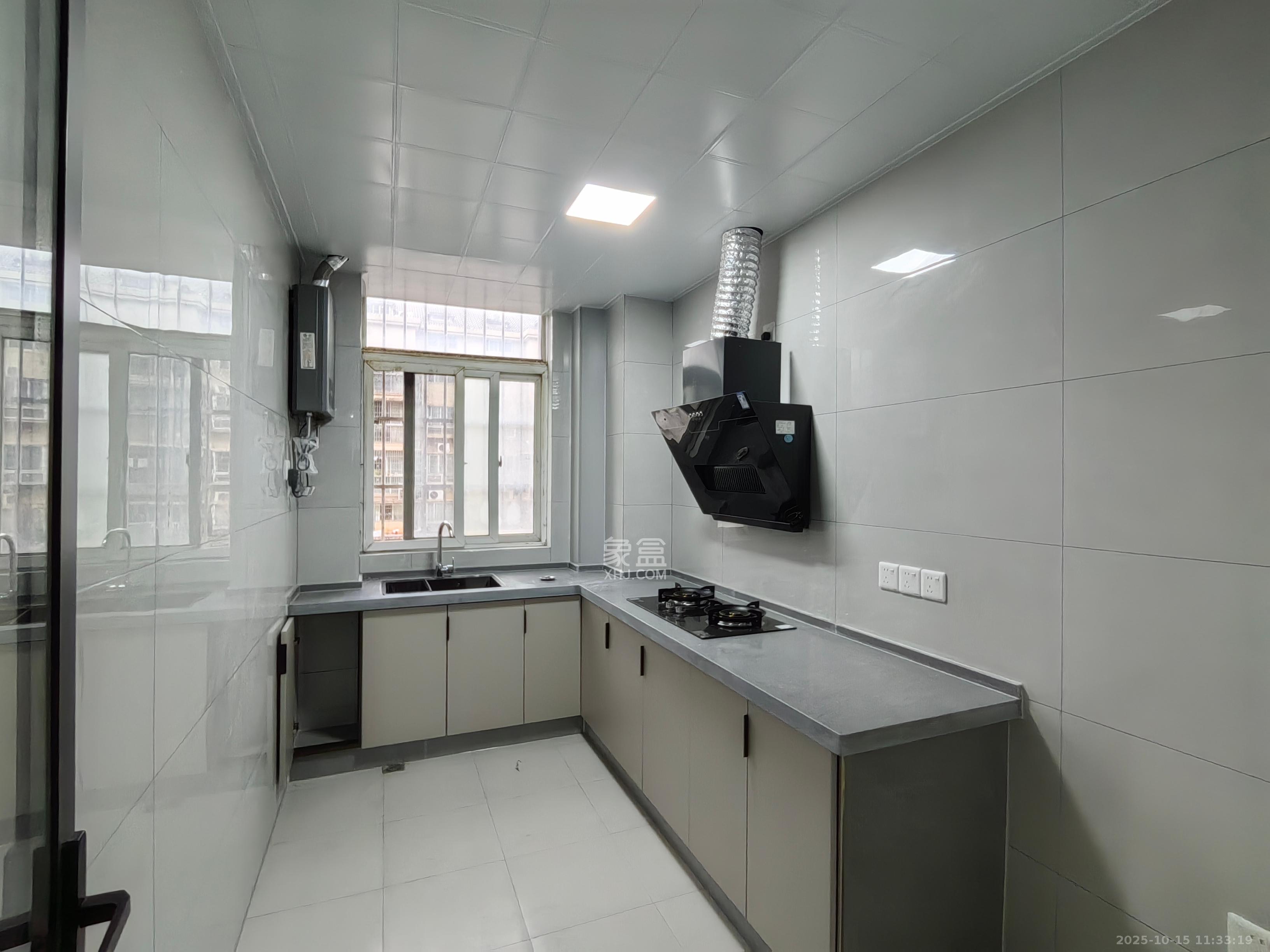 鄱阳小区  3室2厅2卫    2300.0元/月室内图