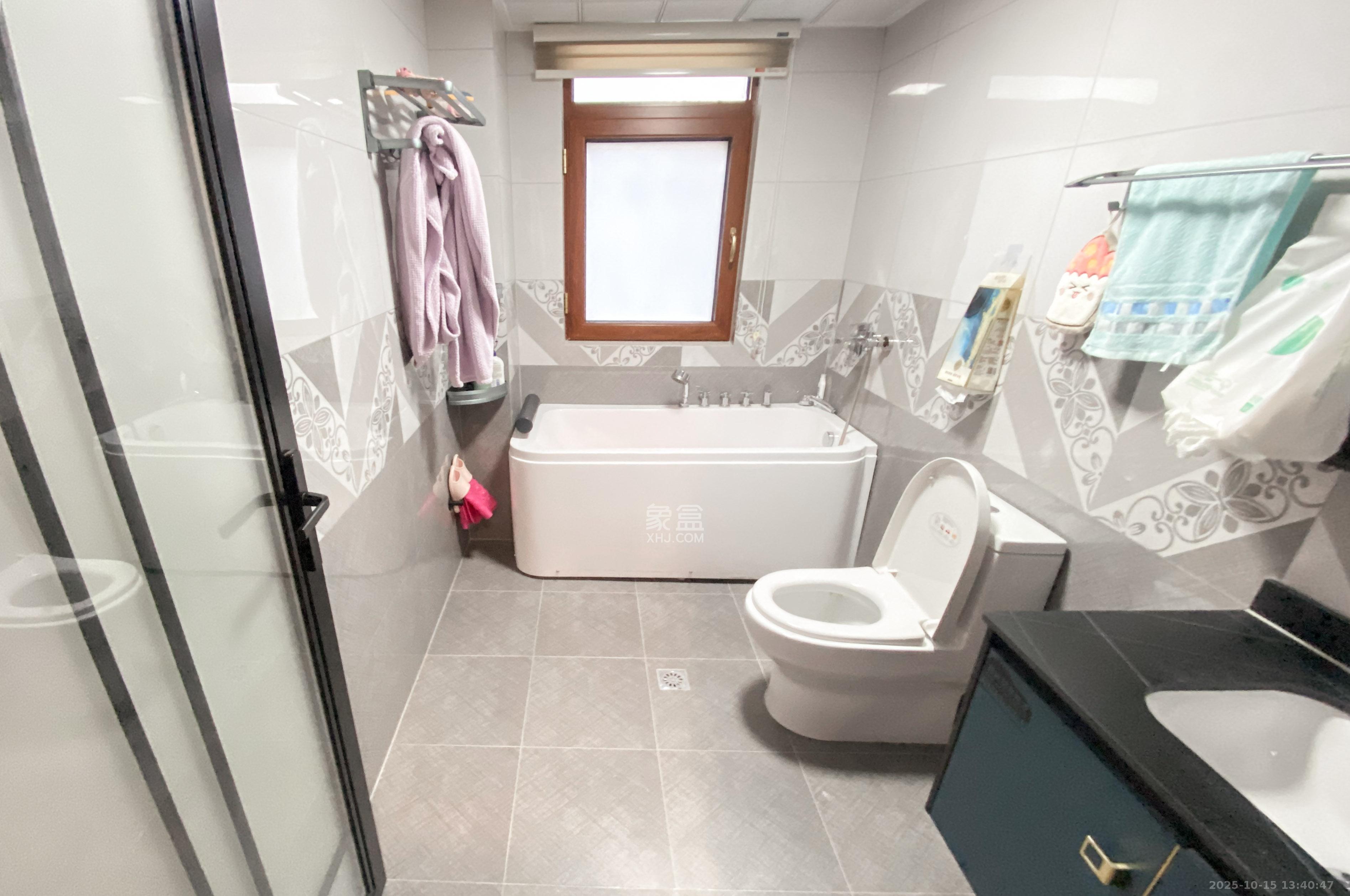 长房梅溪香山  5室2厅3卫    588.0万 长房梅溪香山  5室2厅3卫    588.0万卫生间