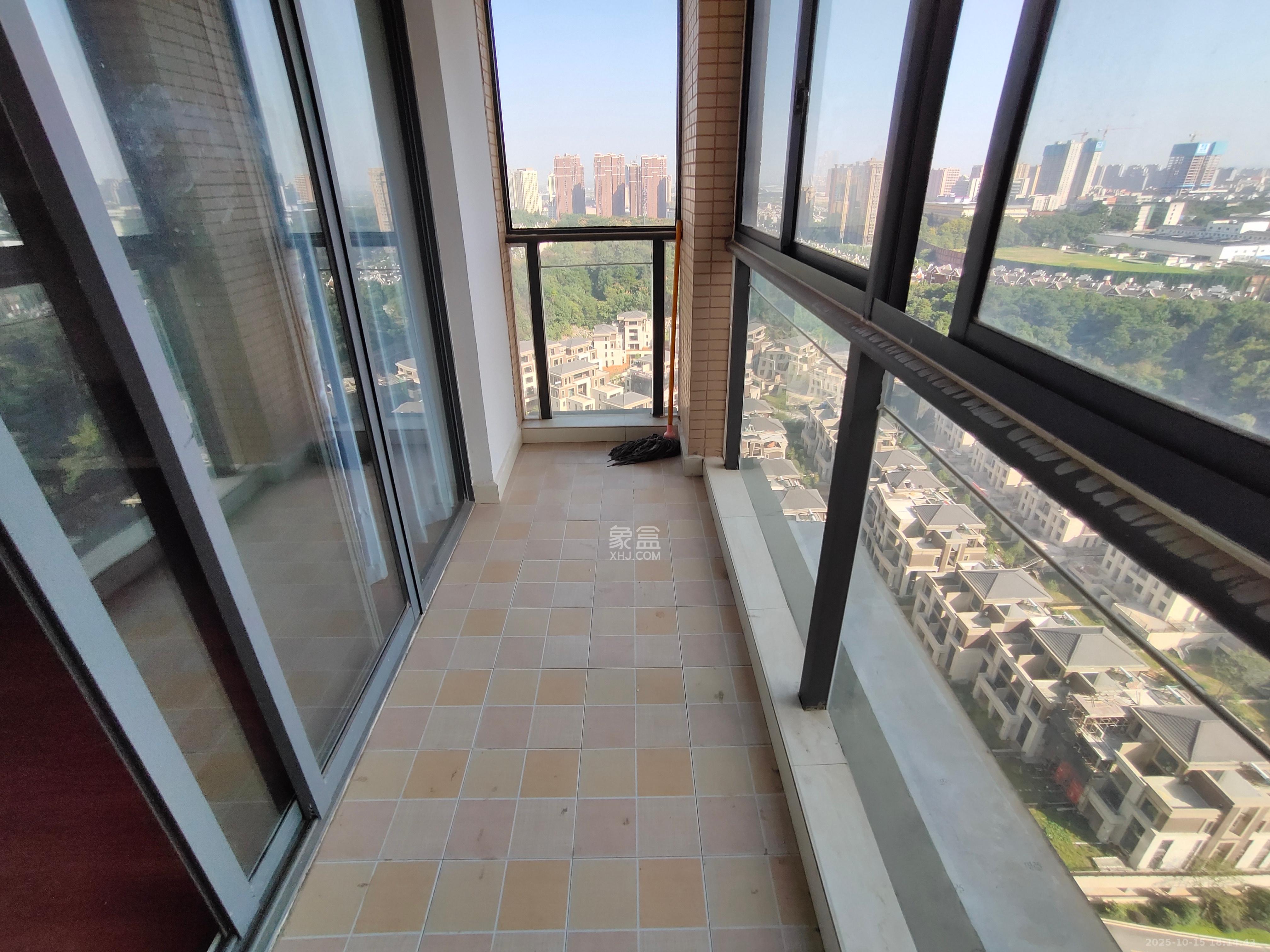 中城丽景香山园 4室2厅2卫 3300.0元/月 中城丽景香山园 4室2厅2卫 3300.0元/月室内图