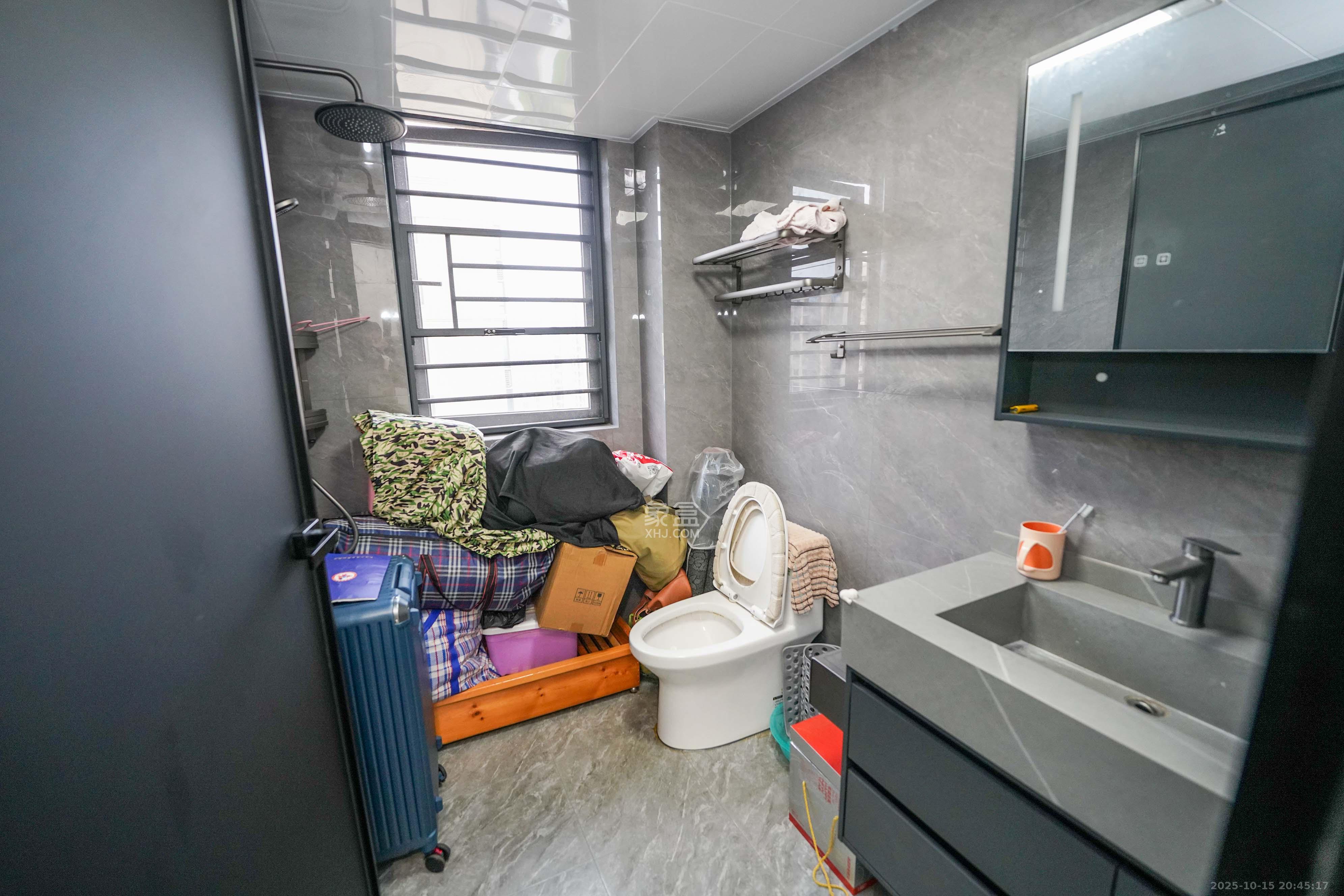 丽发新城  5室2厅2卫    145.0万卫生间