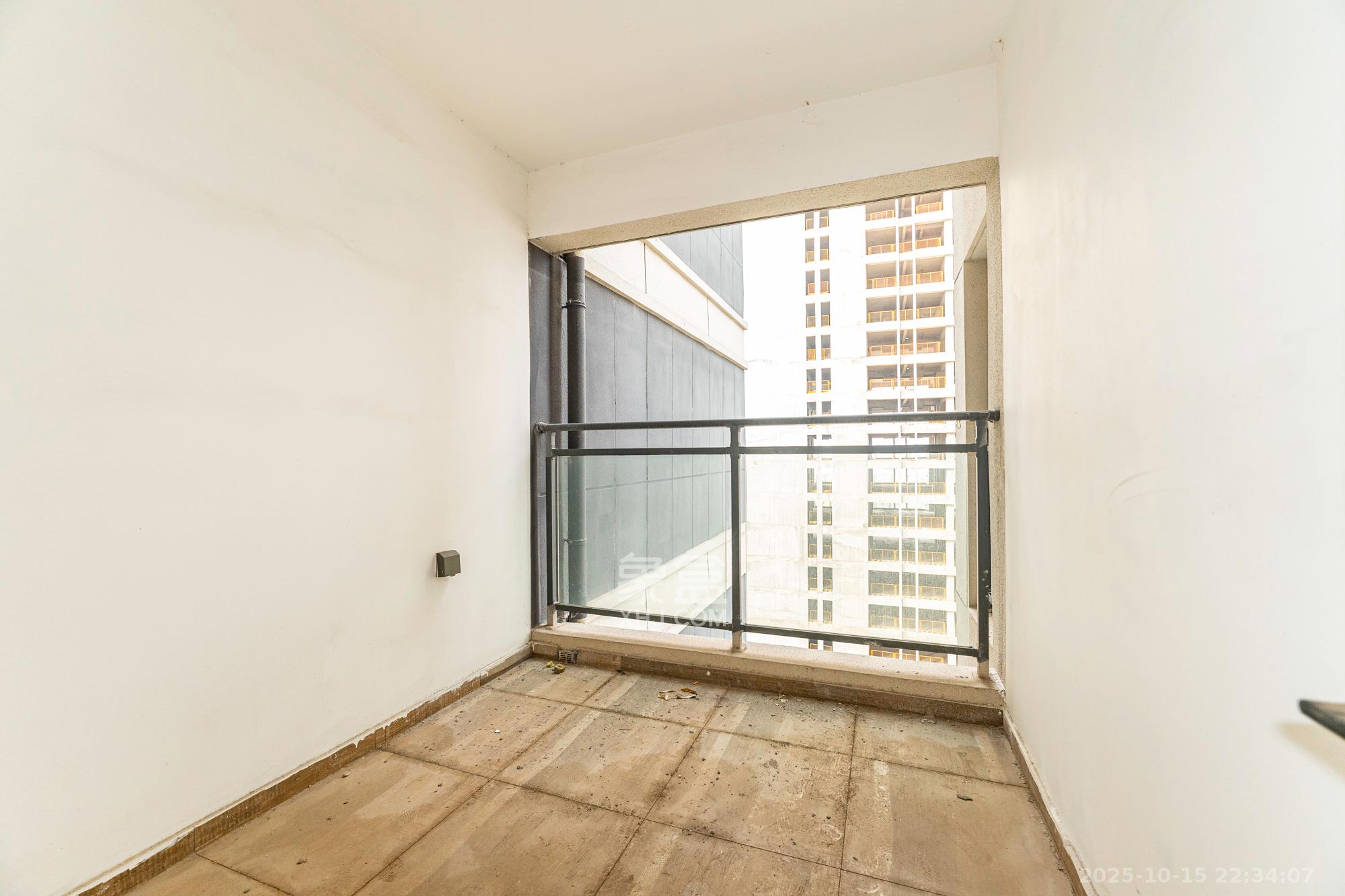 绿地V岛  4室2厅2卫    180.0万其他