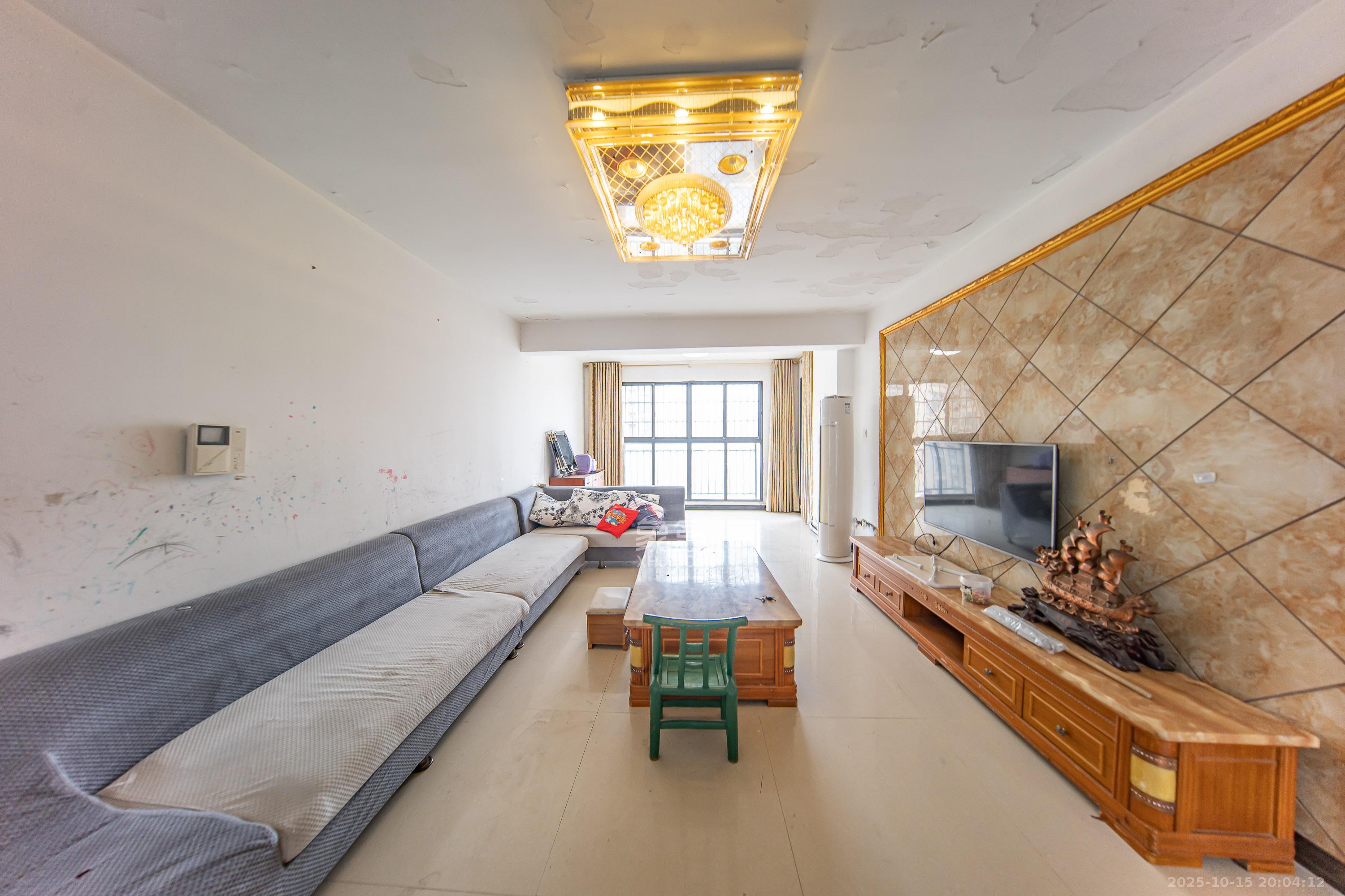 中建麓山和苑  3室2厅2卫    72.0万客厅