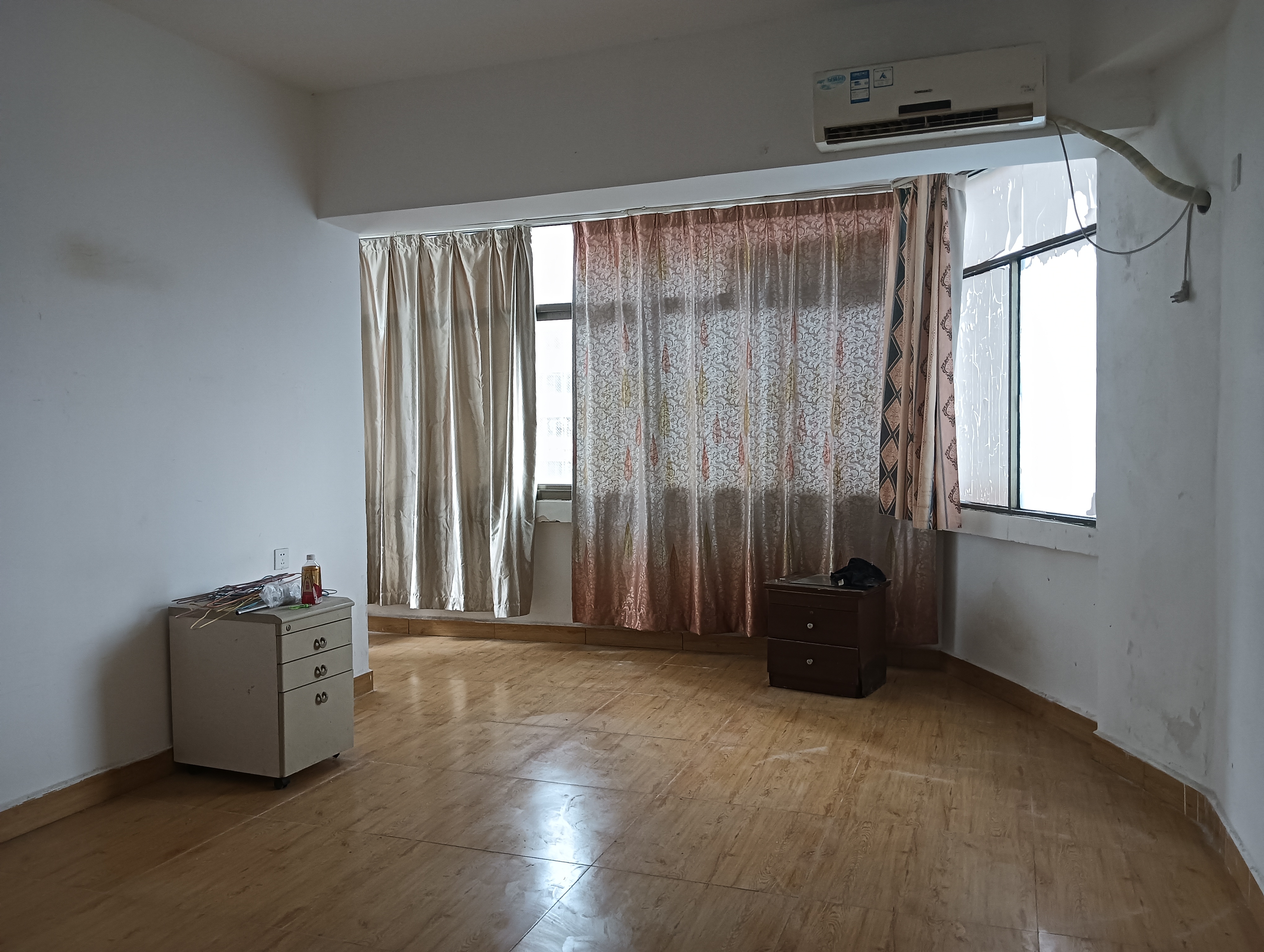 金融花园  4室2厅2卫    3000.0元/月室内图