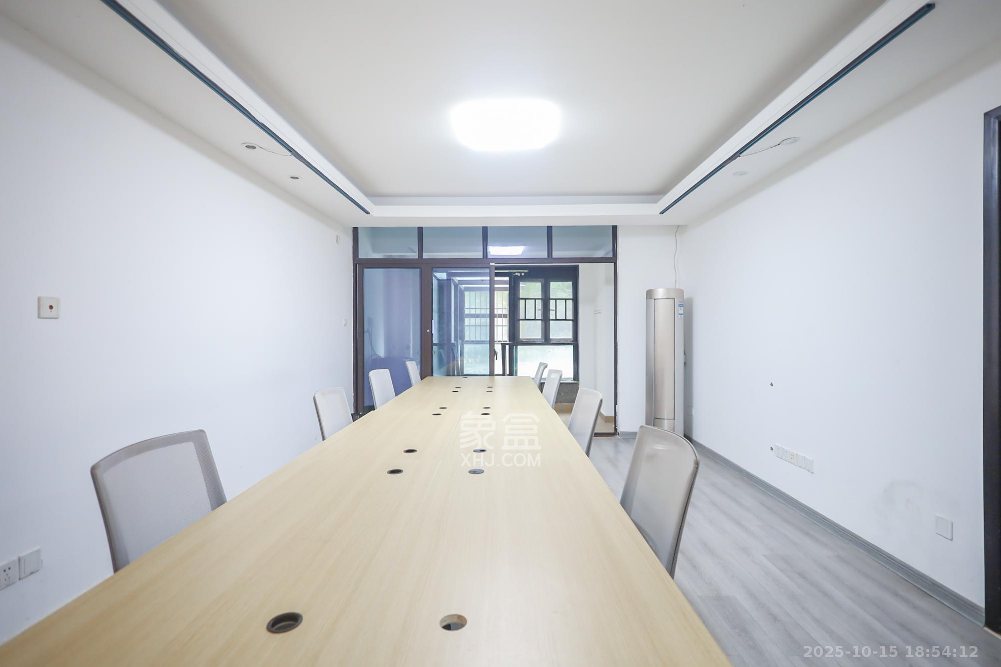 绿地中央广场  5室2厅2卫    170.0万