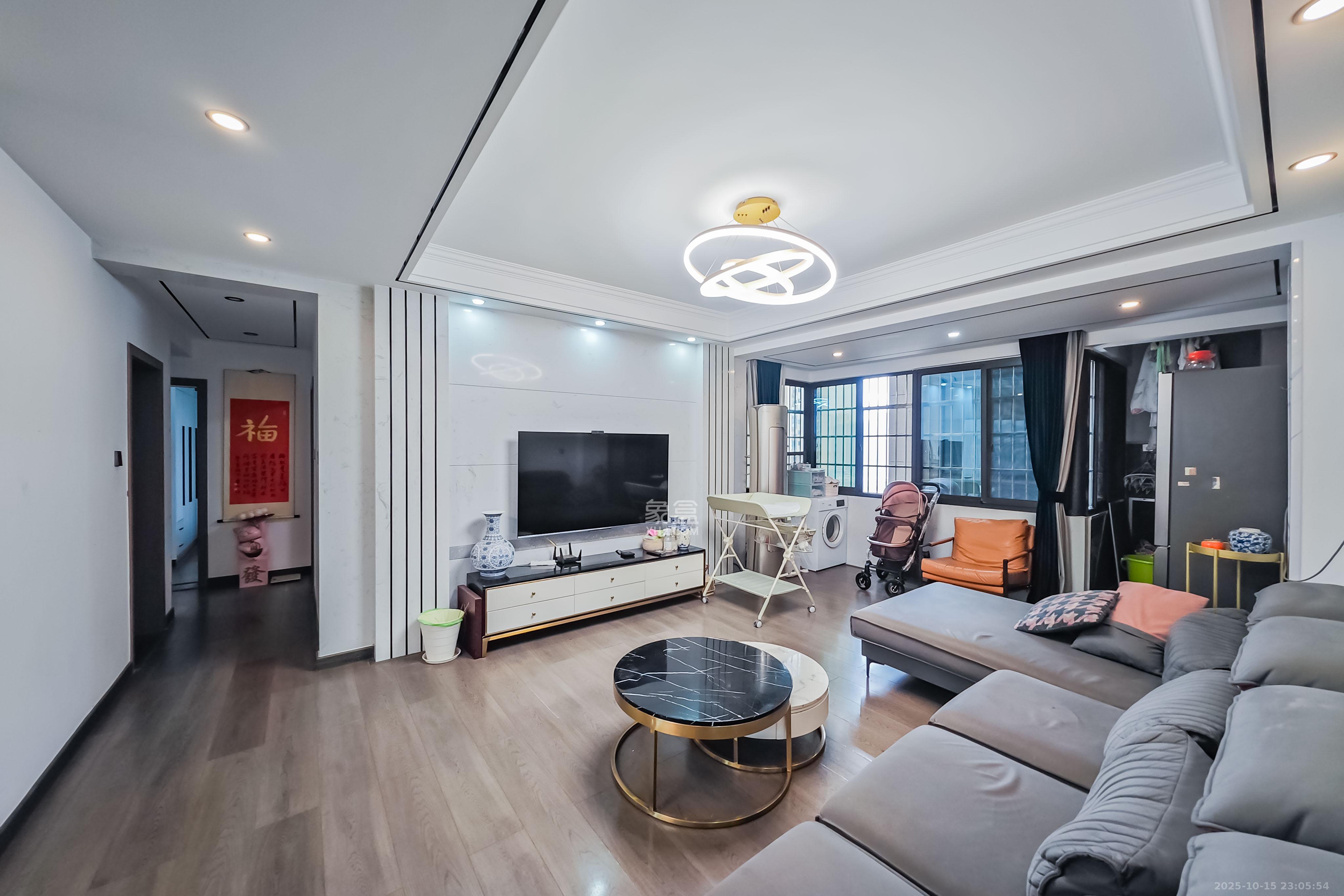 五江天街北区  4室2厅2卫    127.0万客厅