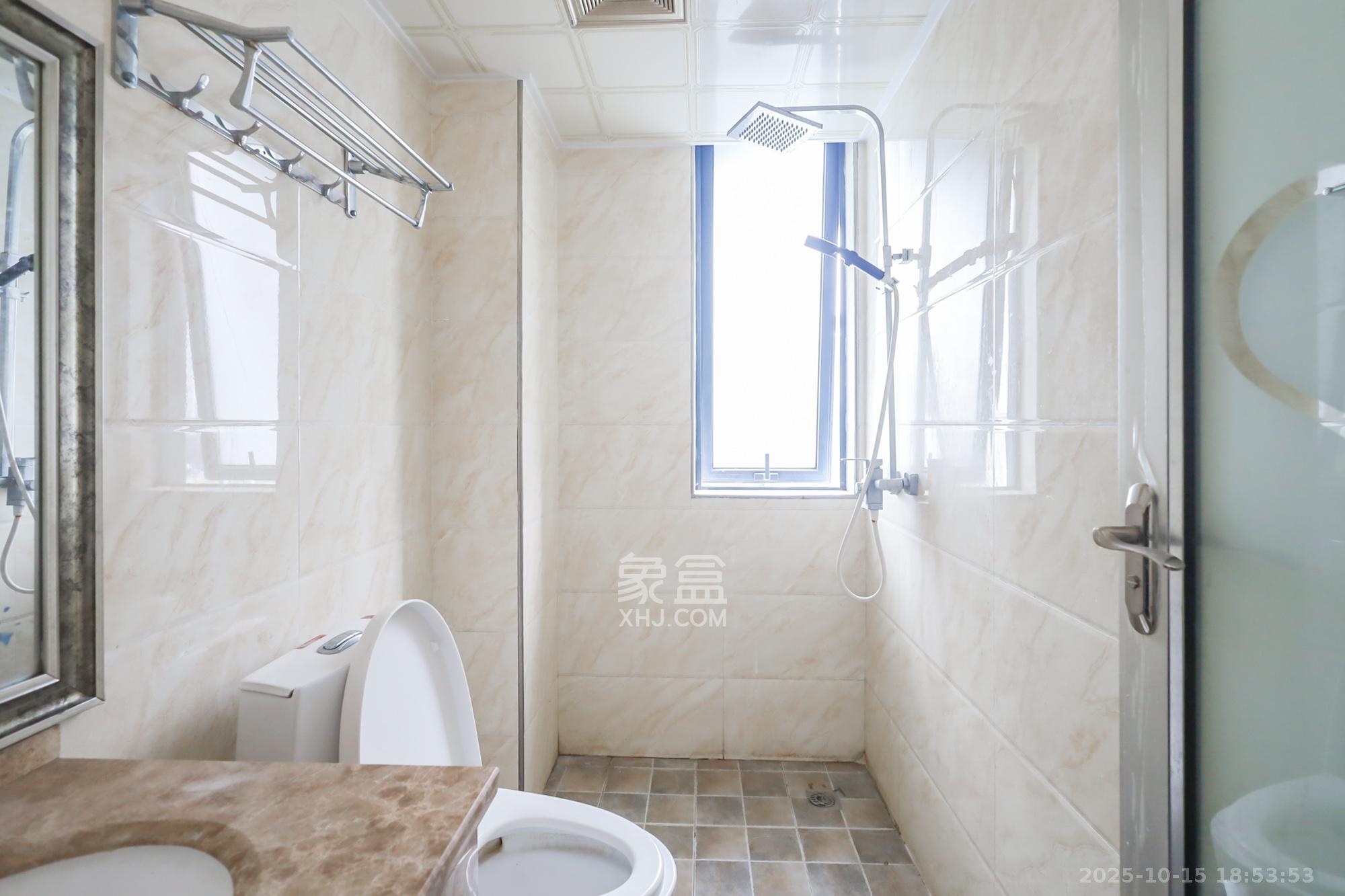 绿地中央广场  2室2厅1卫    36.0万 绿地中央广场  2室2厅1卫    36.0万卫生间