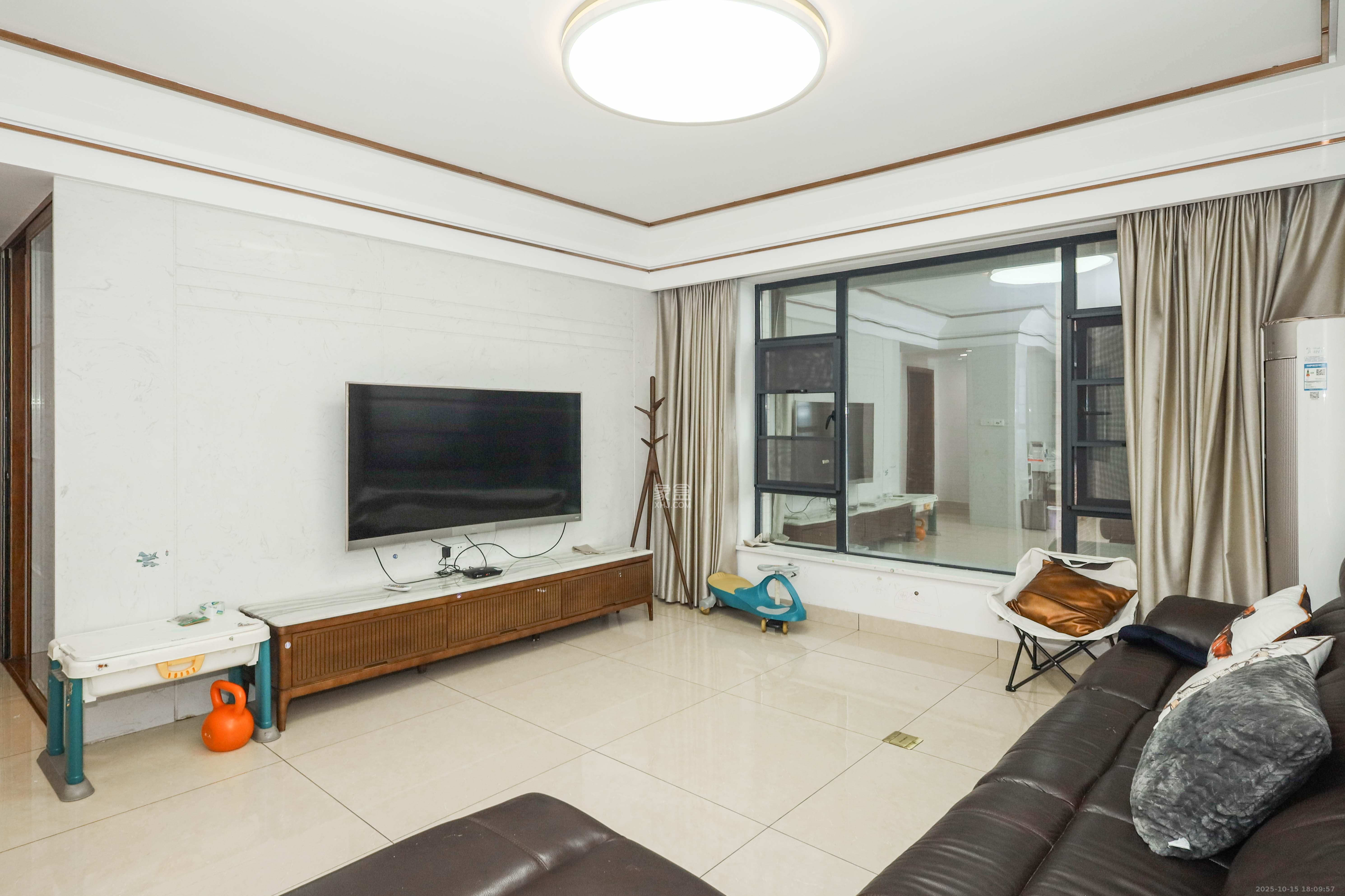 天元涉外景园C区 4室2厅2卫 105.0万 天元涉外景园C区 4室2厅2卫 105.0万客厅