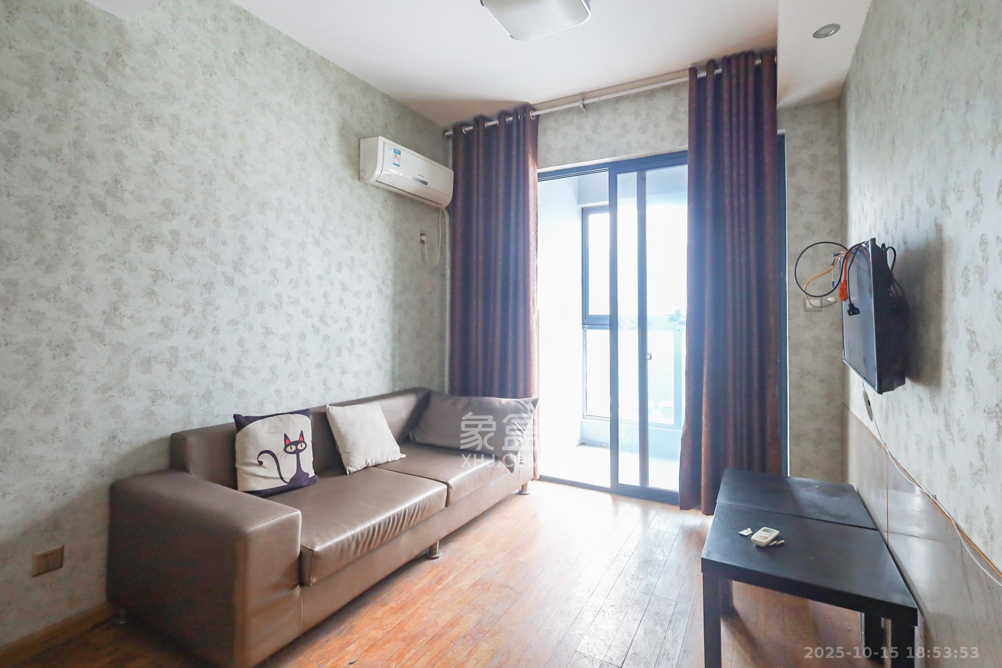 绿地中央广场  2室2厅1卫    36.0万 绿地中央广场  2室2厅1卫    36.0万客厅