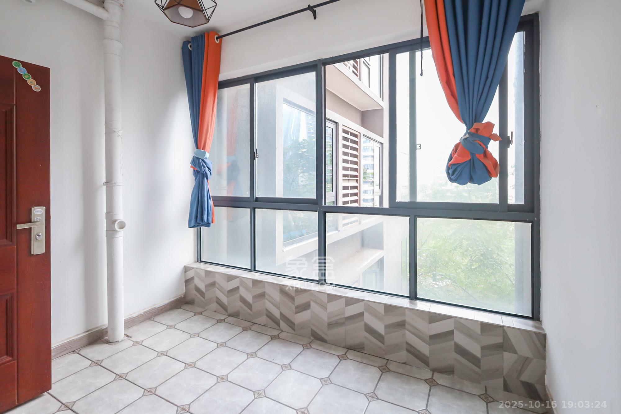 华韵城市海岸(城市水岸苑)  5室2厅2卫    229.0万 华韵城市海岸(城市水岸苑)  5室2厅2卫    229.0万阳台