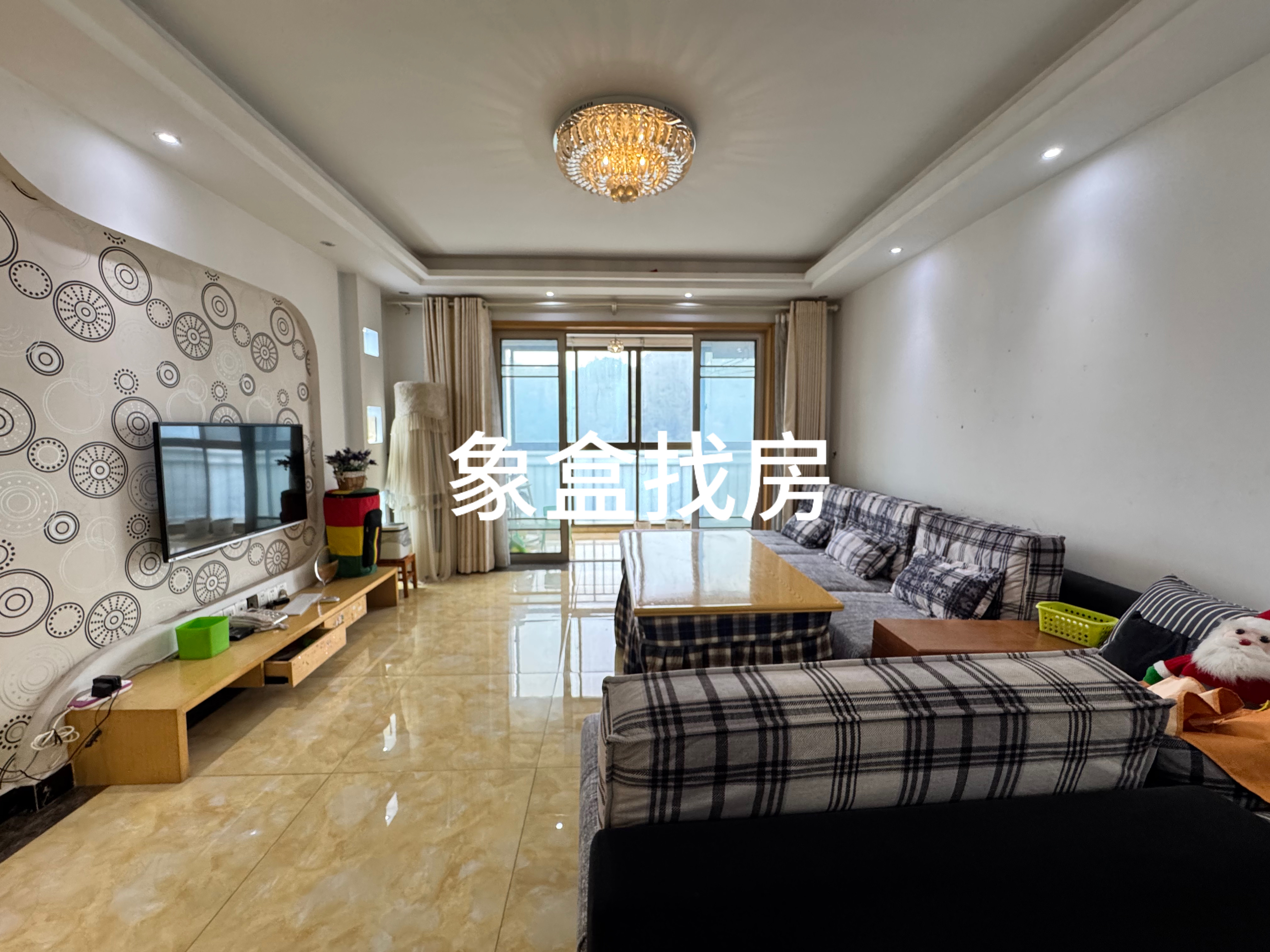 宏天绿城  5室2厅2卫    73.0万客厅