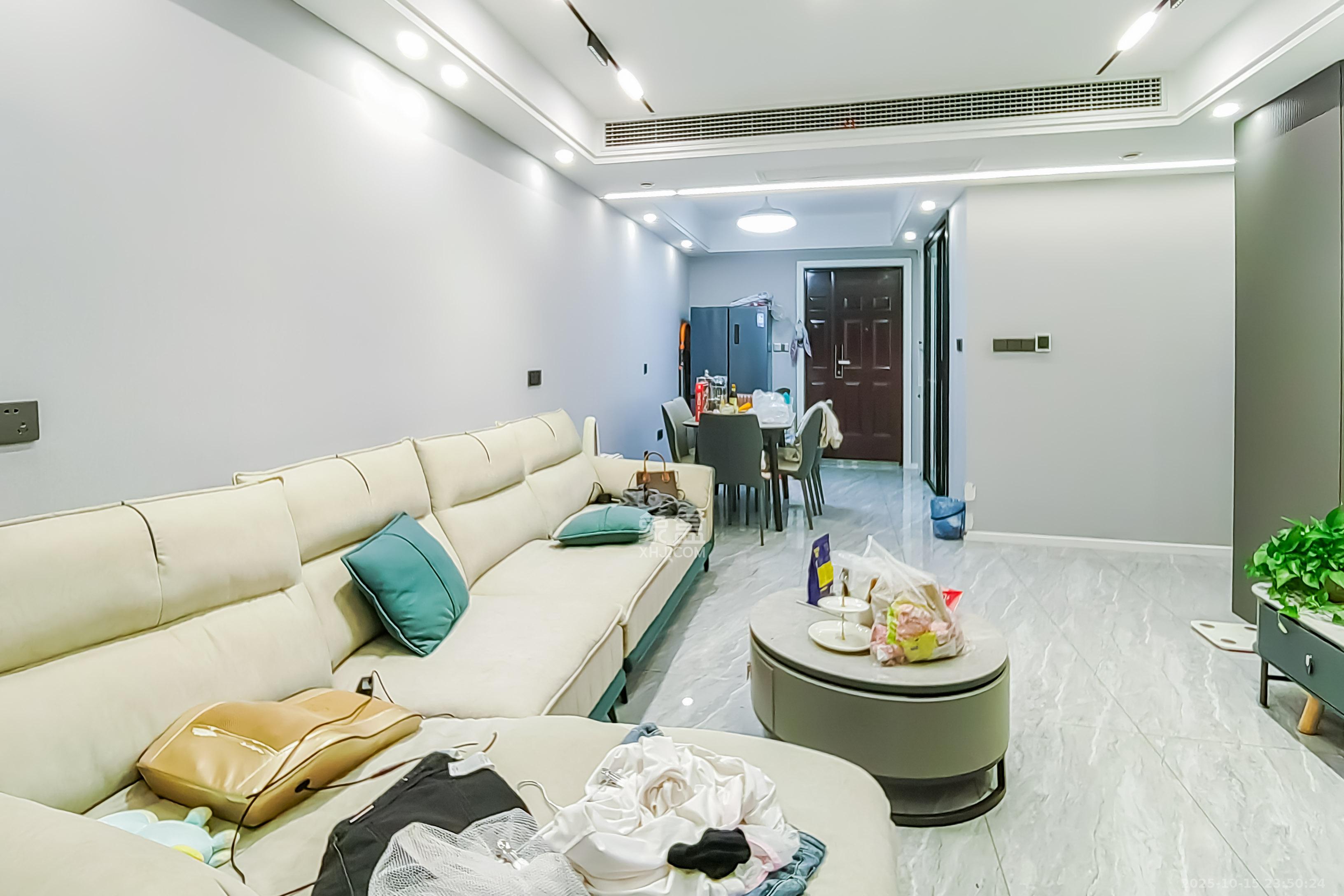 中天星耀城  3室2厅2卫    112.0万 中天星耀城  3室2厅2卫    112.0万客厅