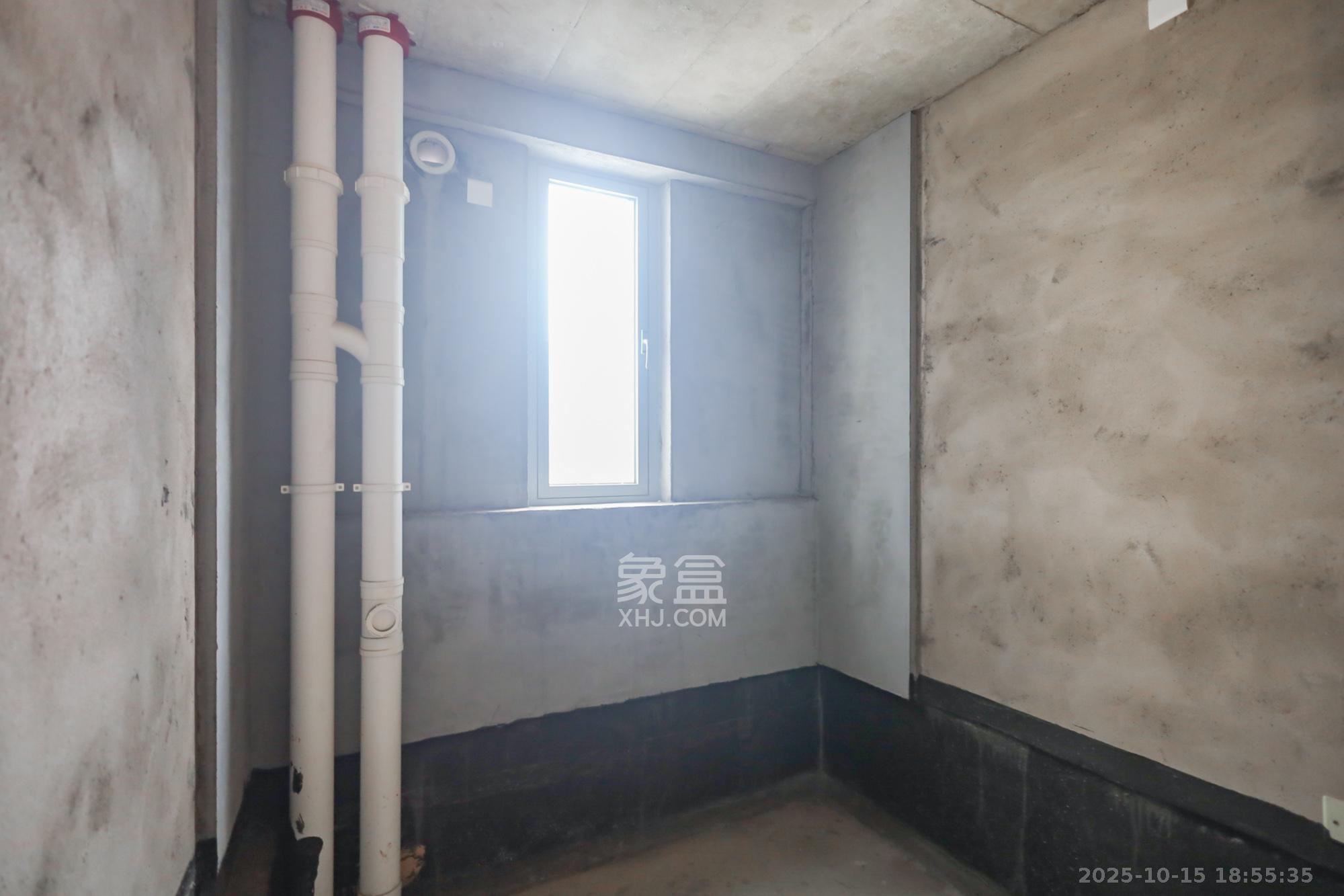 保利天禧D区  4室2厅2卫    228.0万卫生间