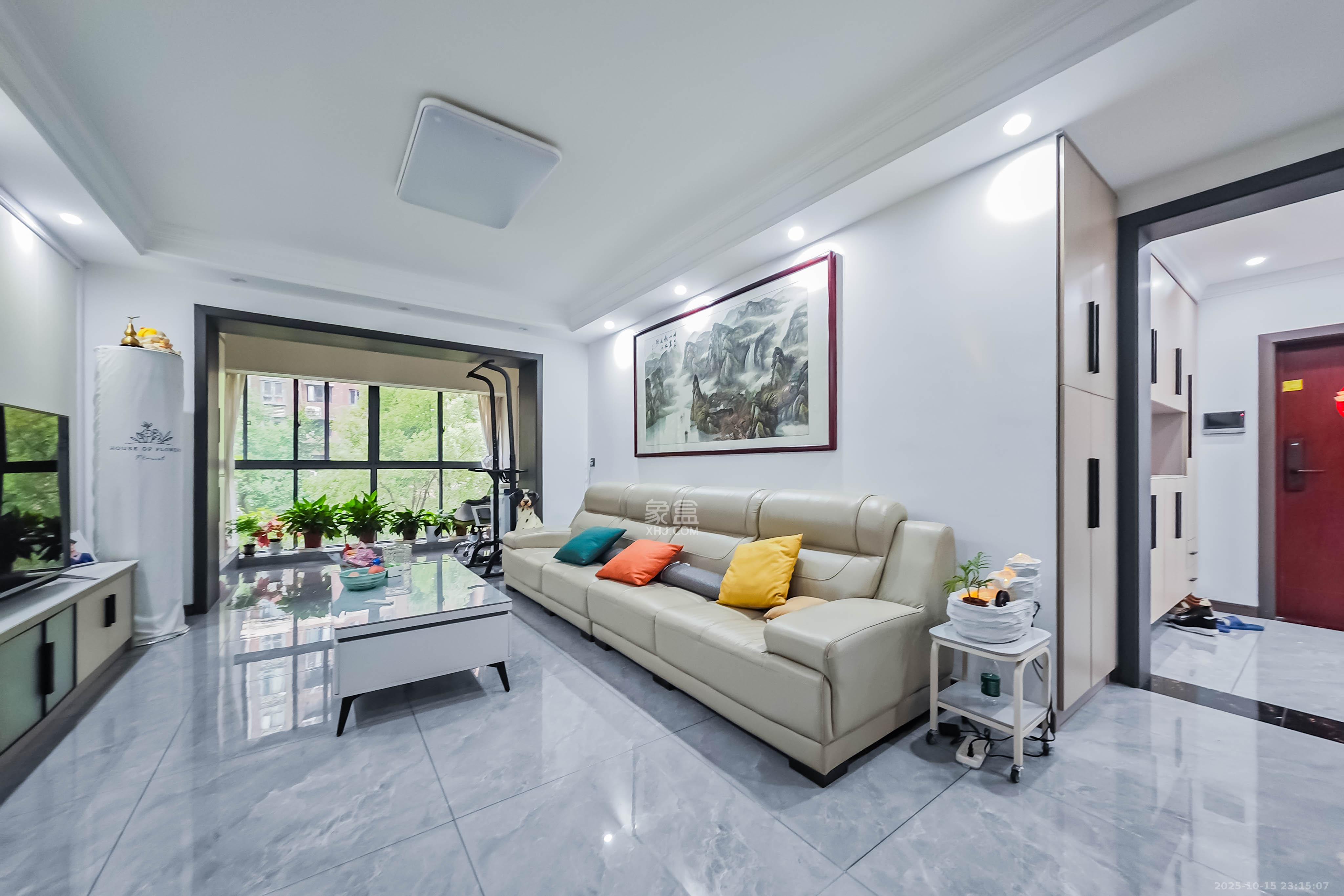 半山壹号  4室2厅2卫    140.0万 半山壹号  4室2厅2卫    140.0万客厅