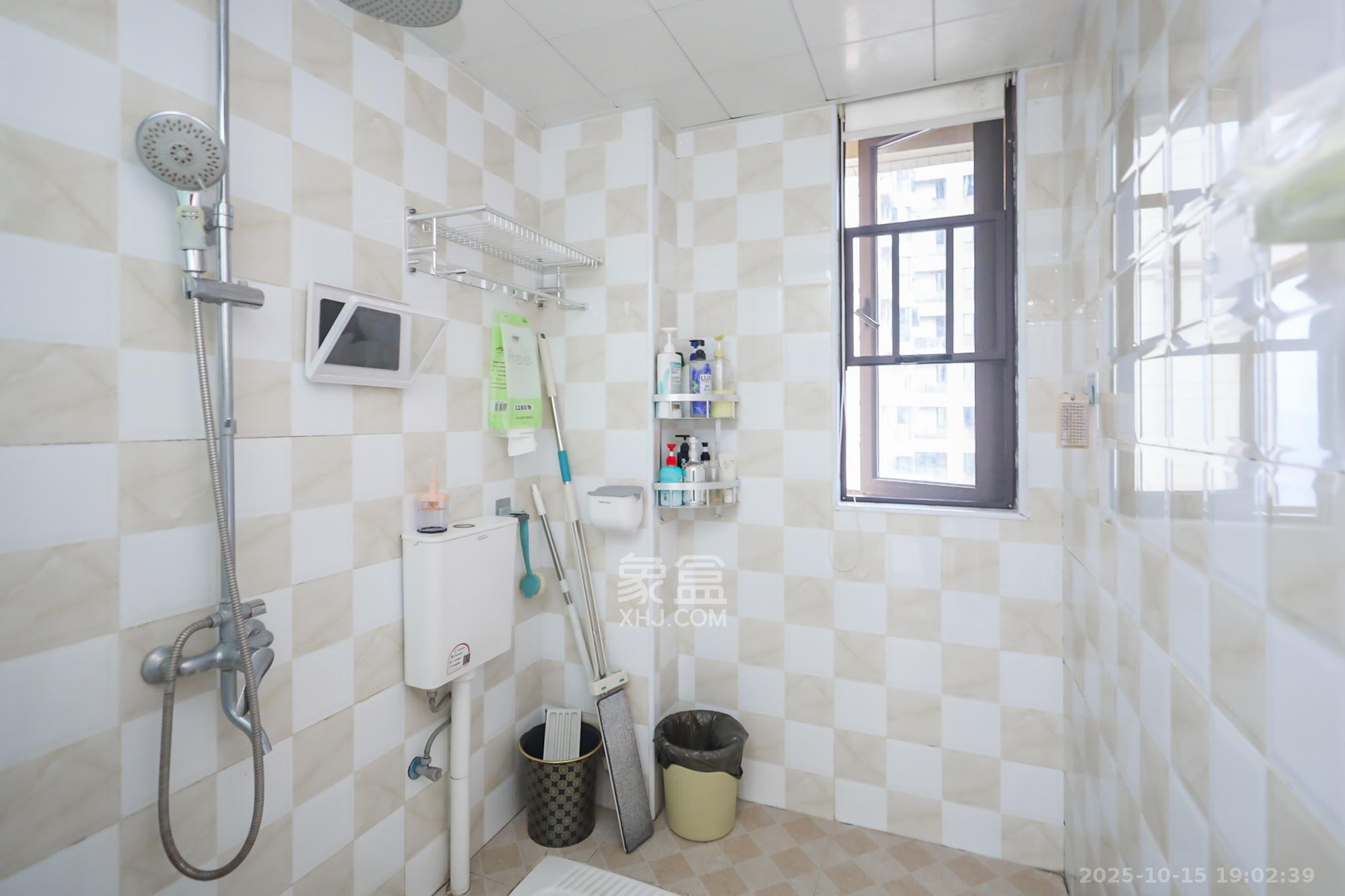 保利西海岸B区  3室2厅1卫    126.0万 保利西海岸B区  3室2厅1卫    126.0万卫生间