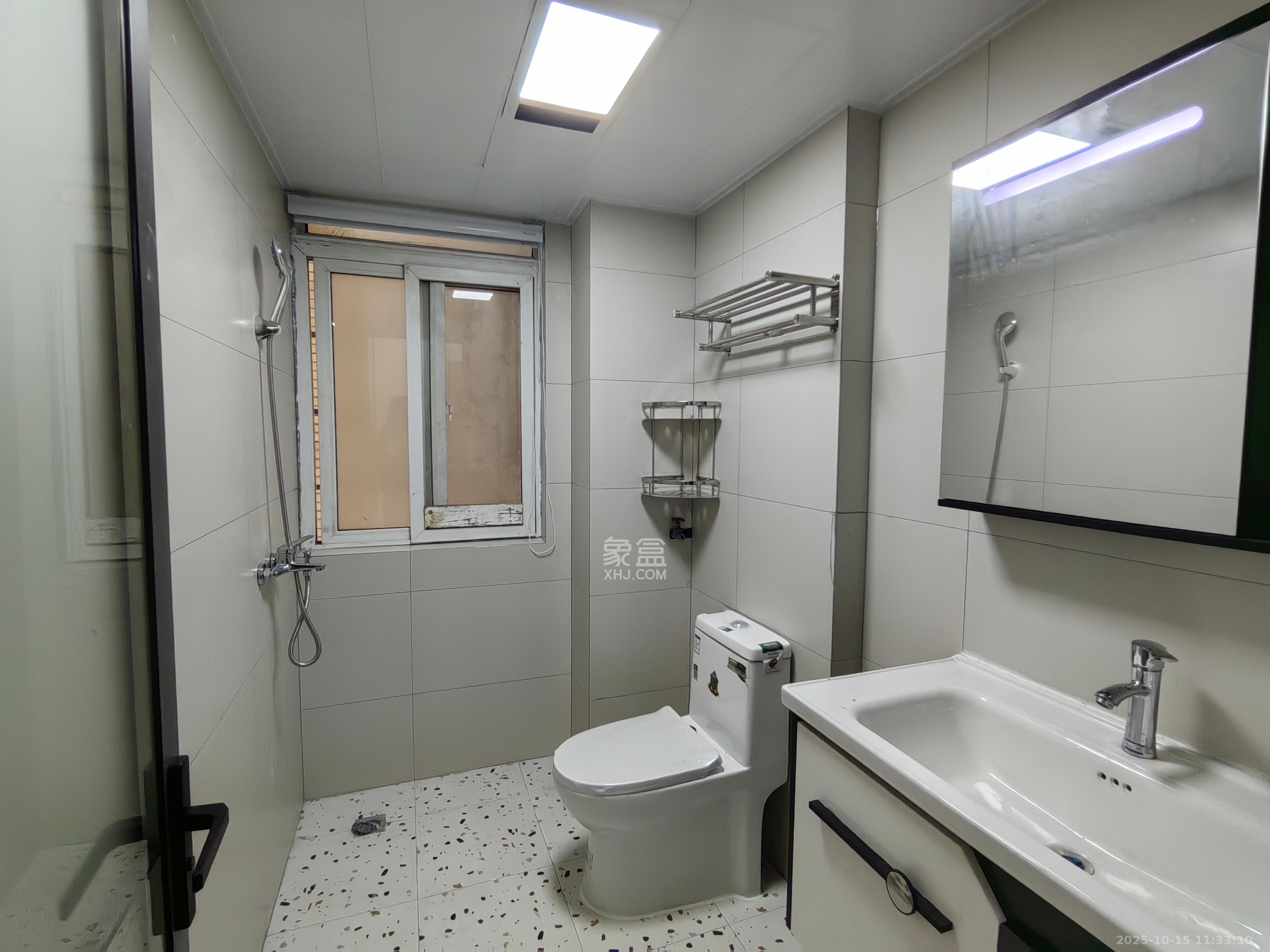 鄱阳小区  3室2厅2卫    2300.0元/月 鄱阳小区  3室2厅2卫    2300.0元/月室内图