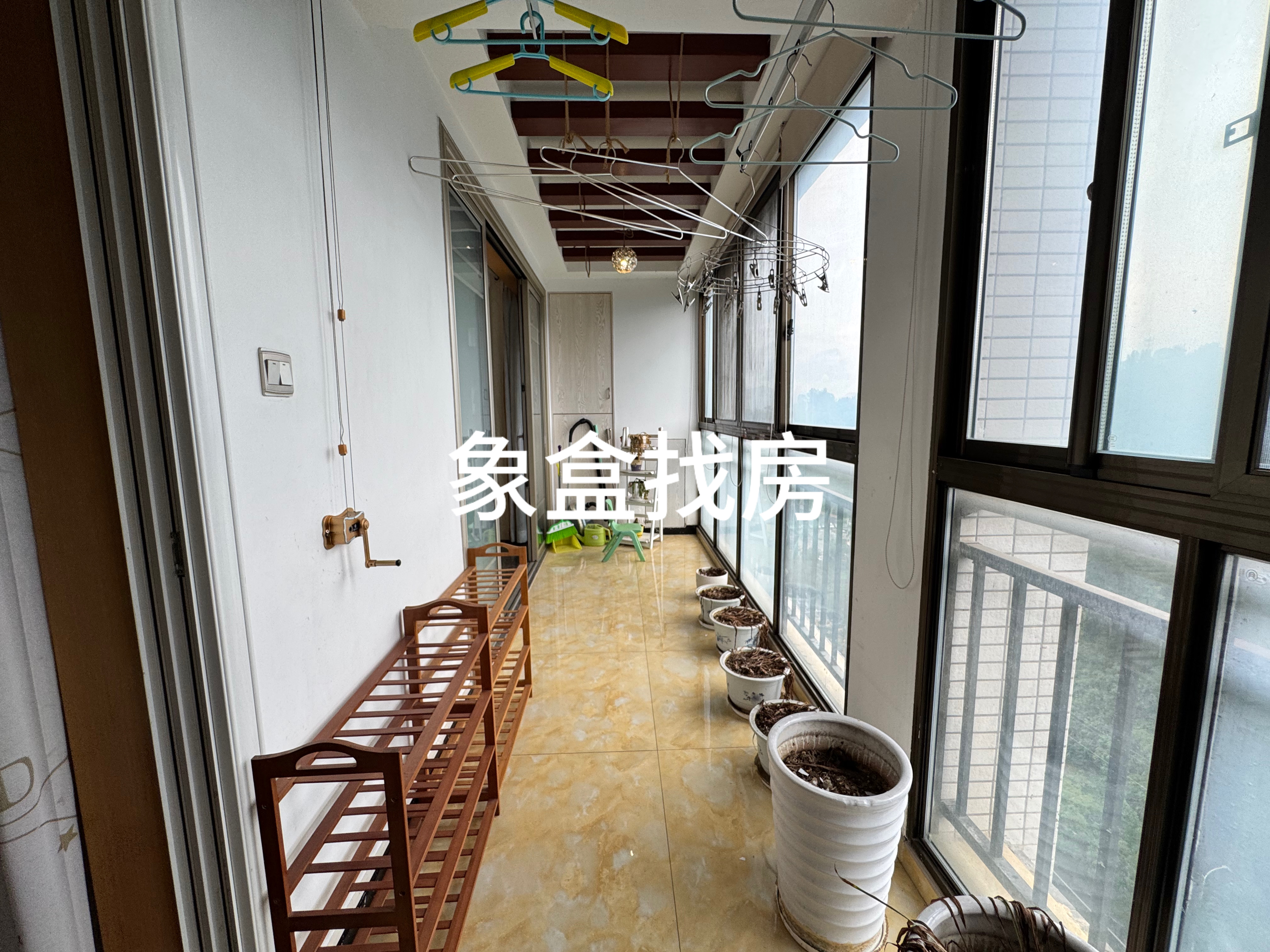 宏天绿城  5室2厅2卫    73.0万客厅