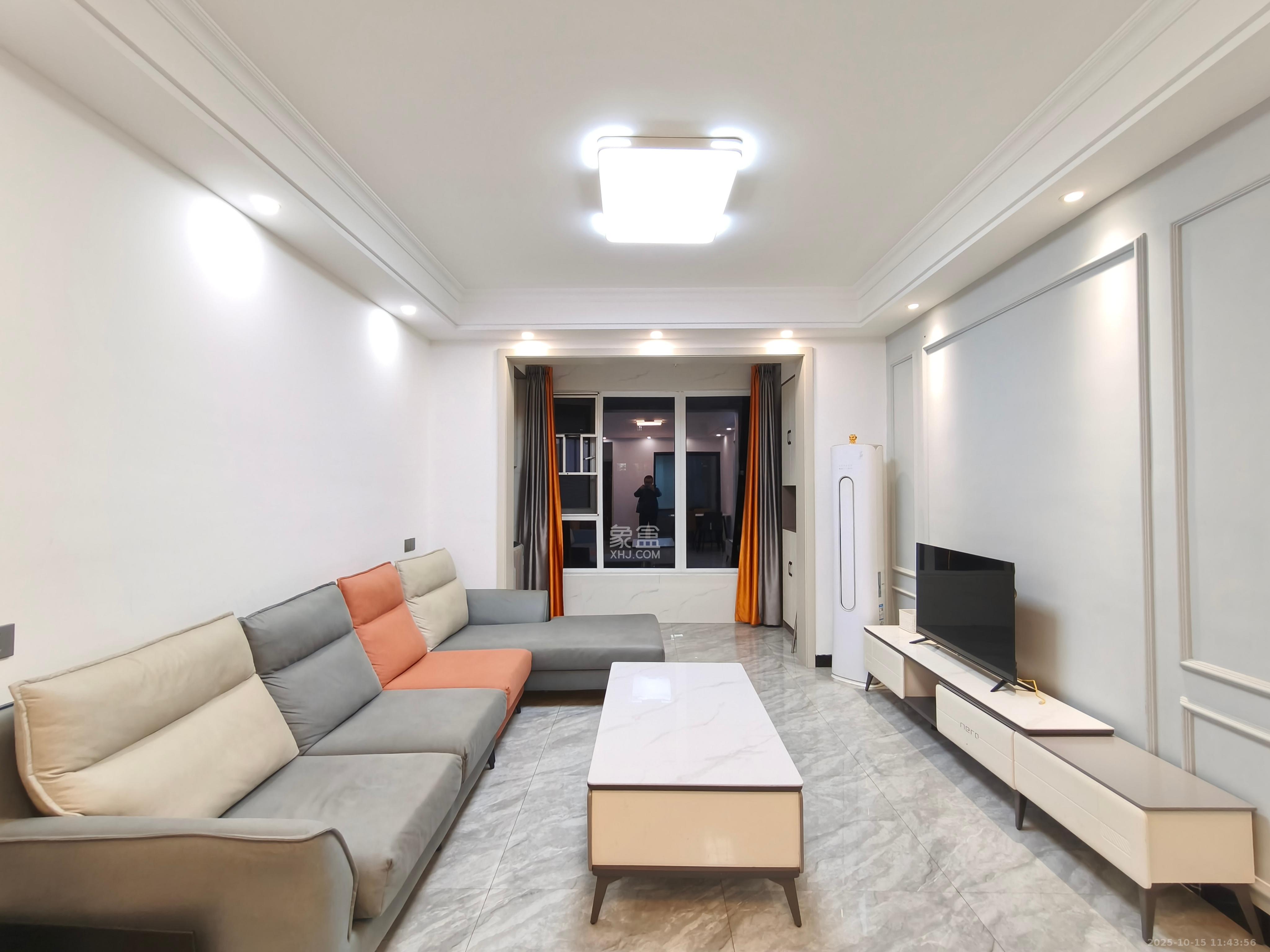 辉煌国际城二期  2室1厅1卫    2600.0元/月