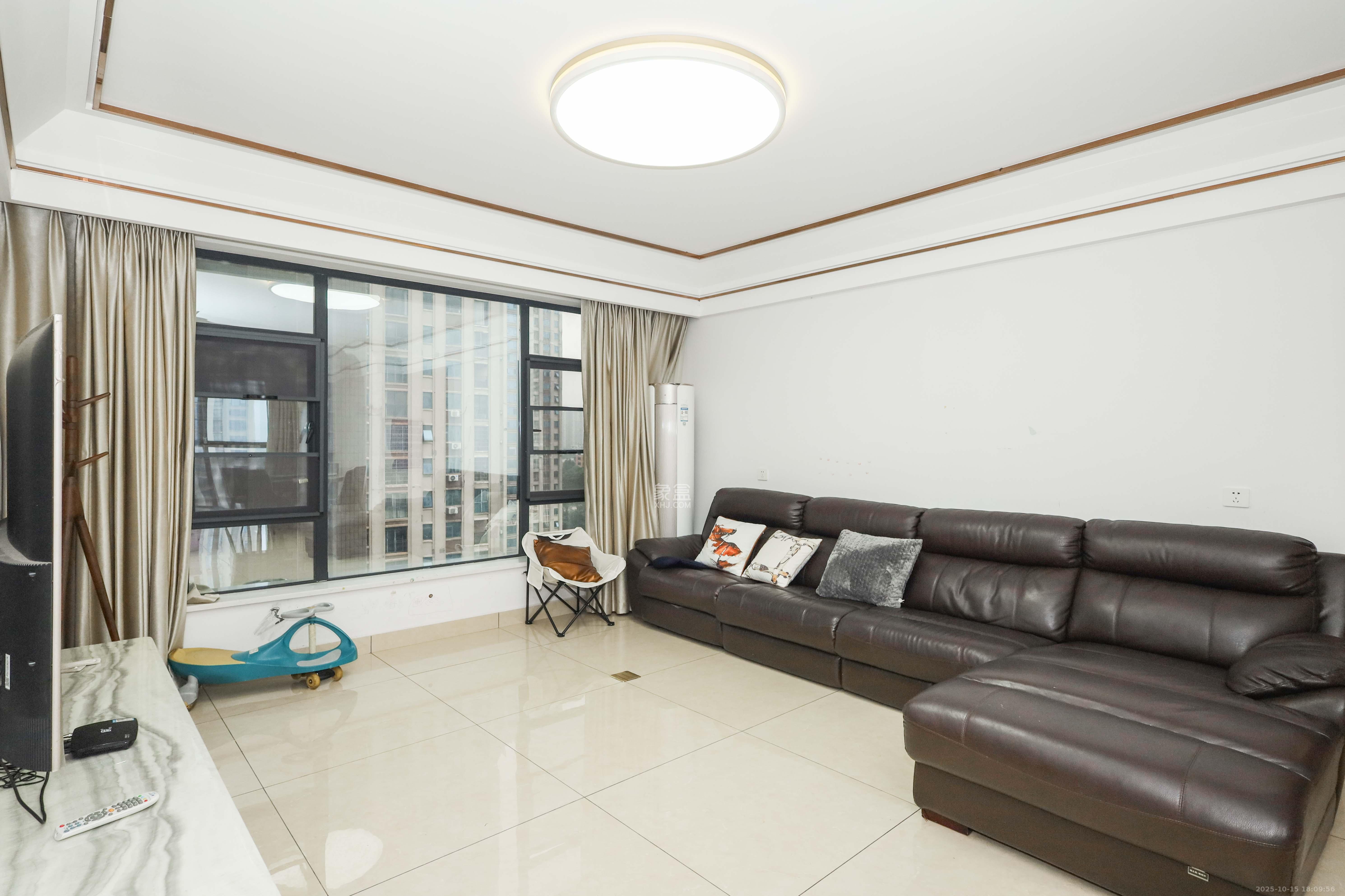 天元涉外景园C区 4室2厅2卫 105.0万 天元涉外景园C区 4室2厅2卫 105.0万客厅