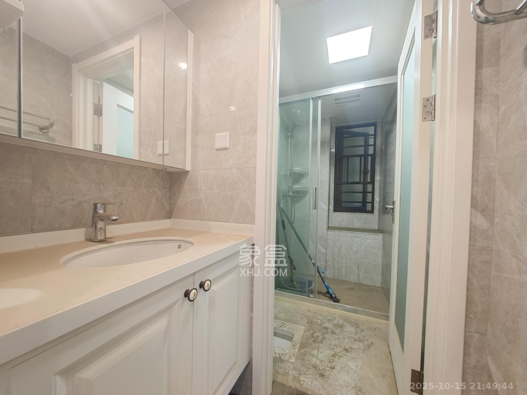 中海珑悦府 3室2厅2卫 135.0万 中海珑悦府 3室2厅2卫 135.0万卫生间