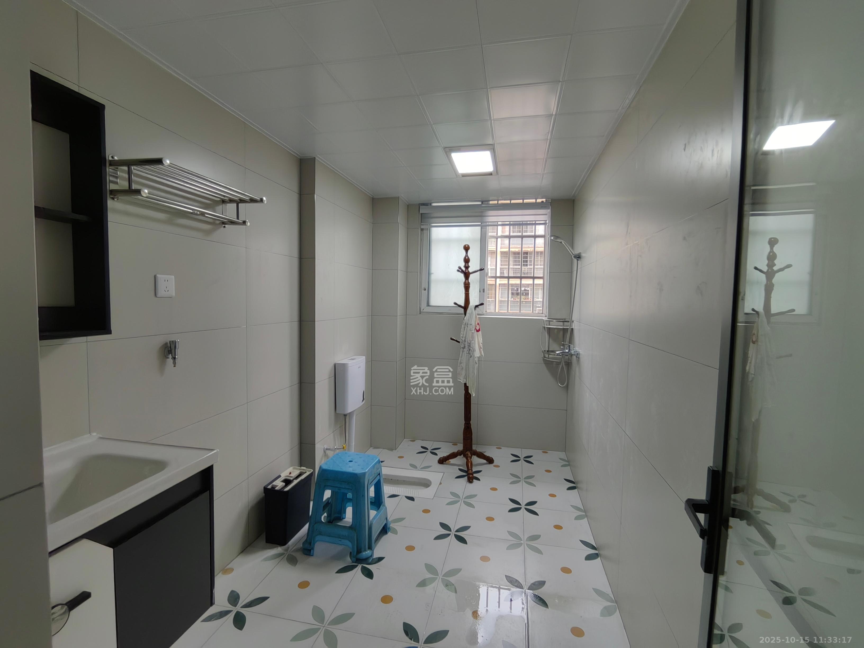 鄱阳小区  3室2厅2卫    2300.0元/月 鄱阳小区  3室2厅2卫    2300.0元/月室内图