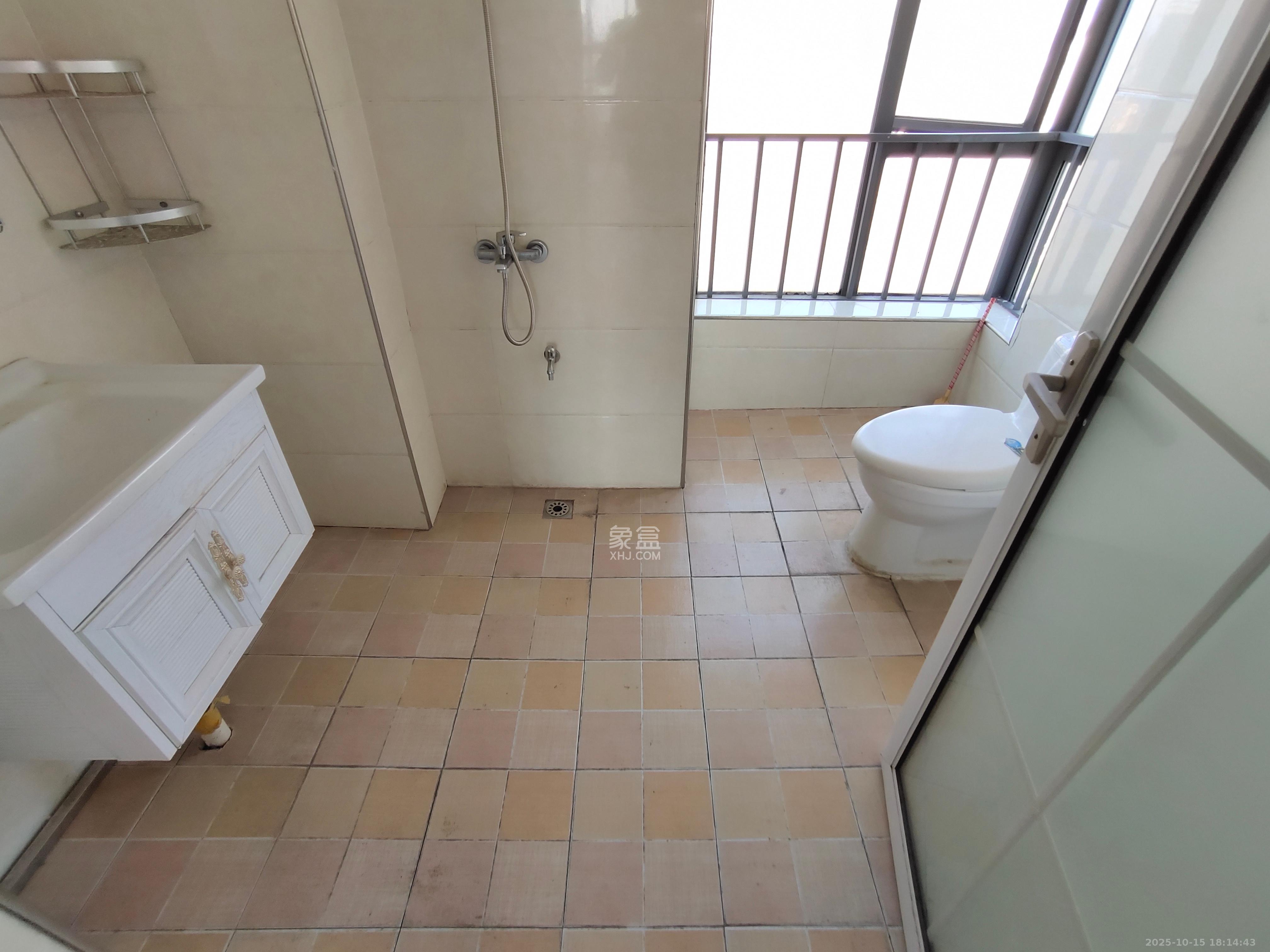 中城丽景香山园 4室2厅2卫 3300.0元/月 中城丽景香山园 4室2厅2卫 3300.0元/月室内图