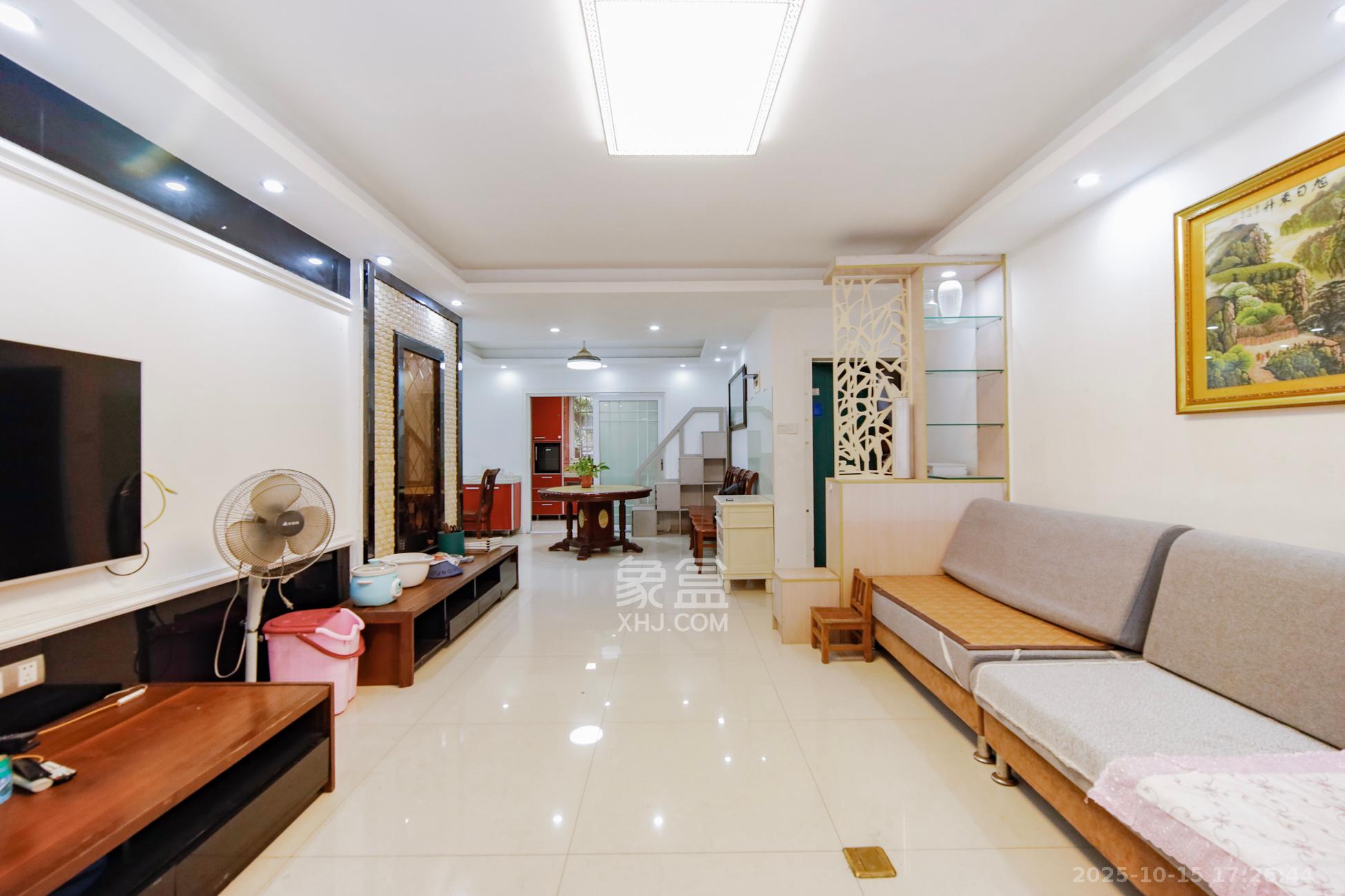 融城花苑  3室2厅1卫    68.0万客厅