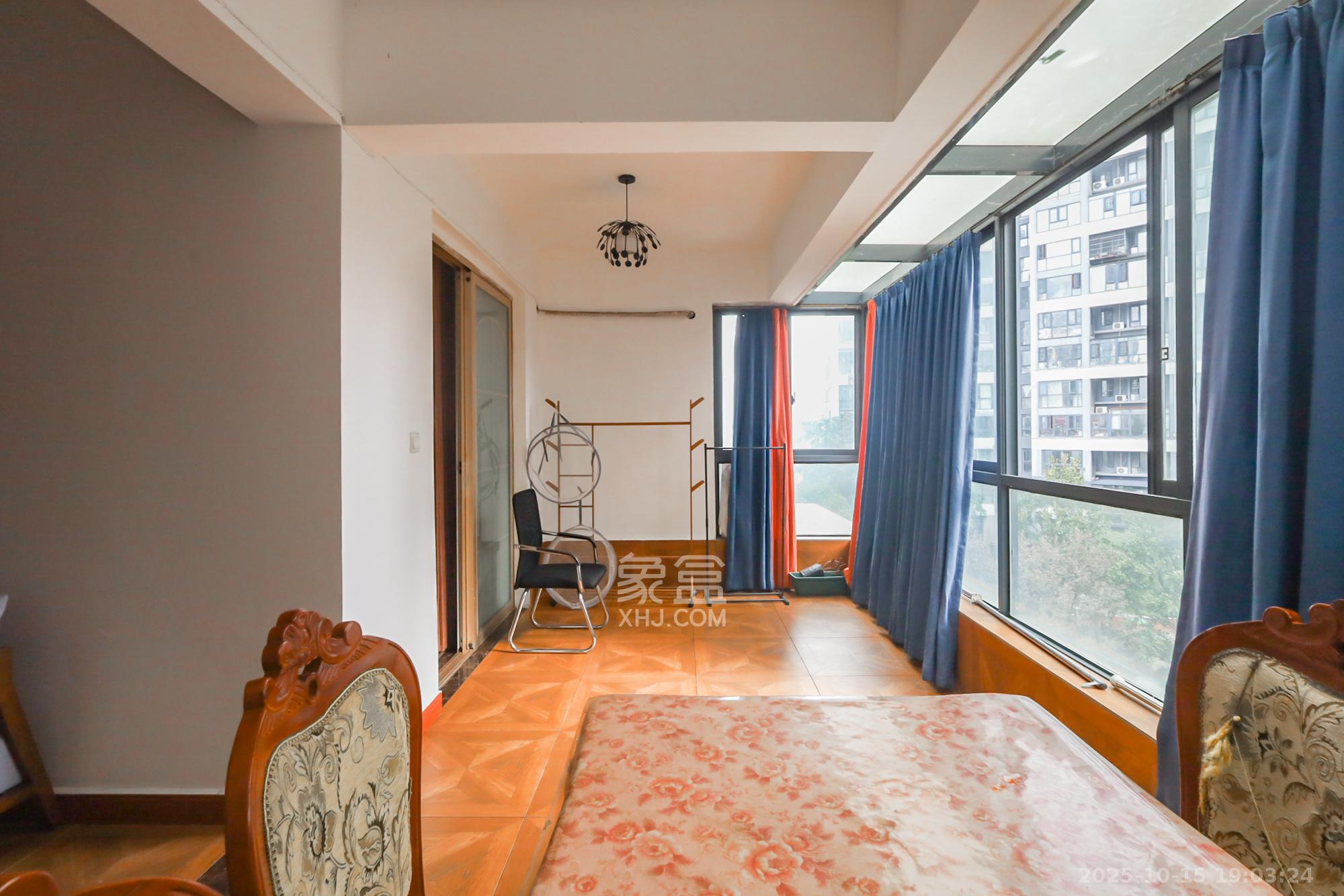 华韵城市海岸(城市水岸苑)  5室2厅2卫    229.0万 华韵城市海岸(城市水岸苑)  5室2厅2卫    229.0万阳台