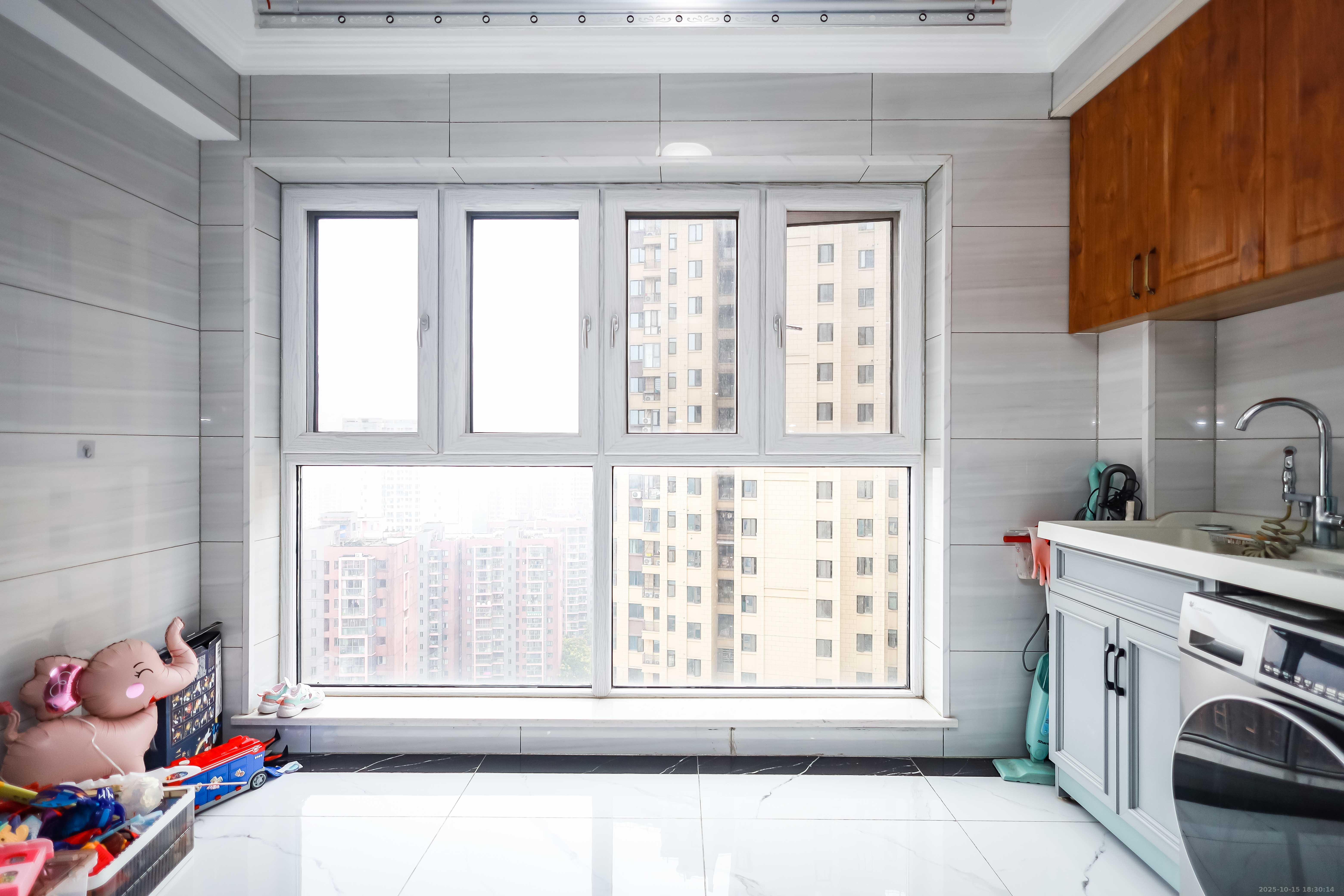 奥克斯缔壹城 3室2厅2卫 110.0万 奥克斯缔壹城 3室2厅2卫 110.0万阳台