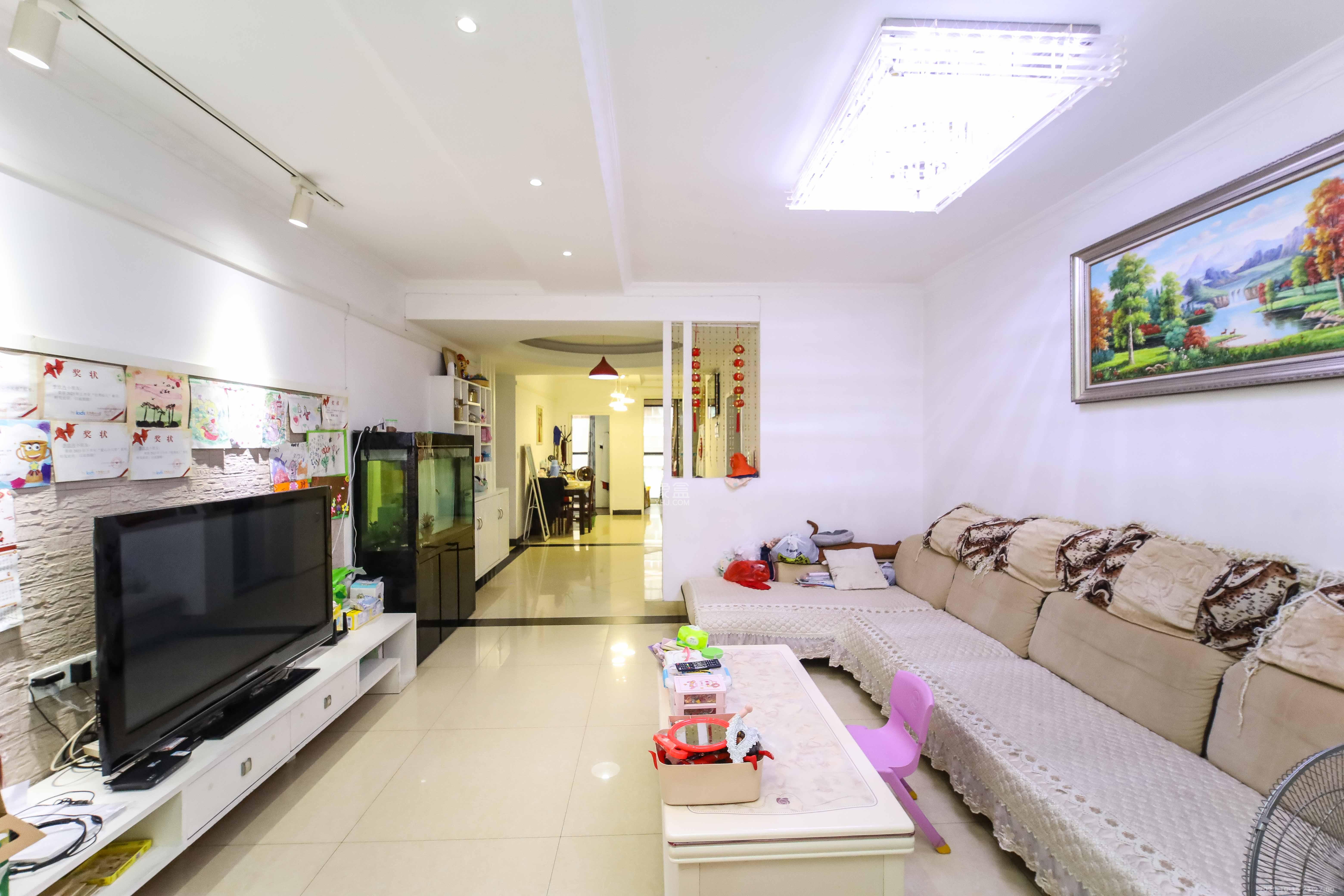 锦湘国际星城三期(锦绣苑) 3室2厅2卫 120.0万 锦湘国际星城三期(锦绣苑) 3室2厅2卫 120.0万客厅