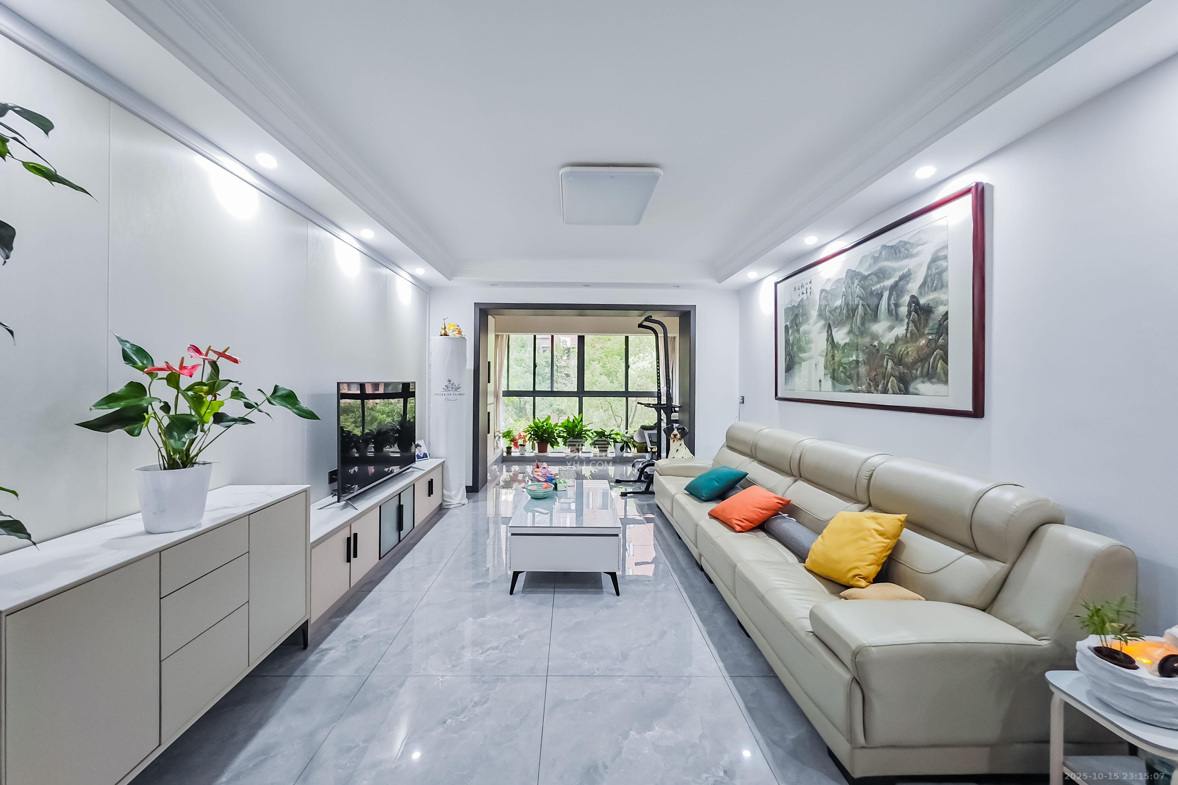 半山壹号  4室2厅2卫    140.0万 半山壹号  4室2厅2卫    140.0万客厅