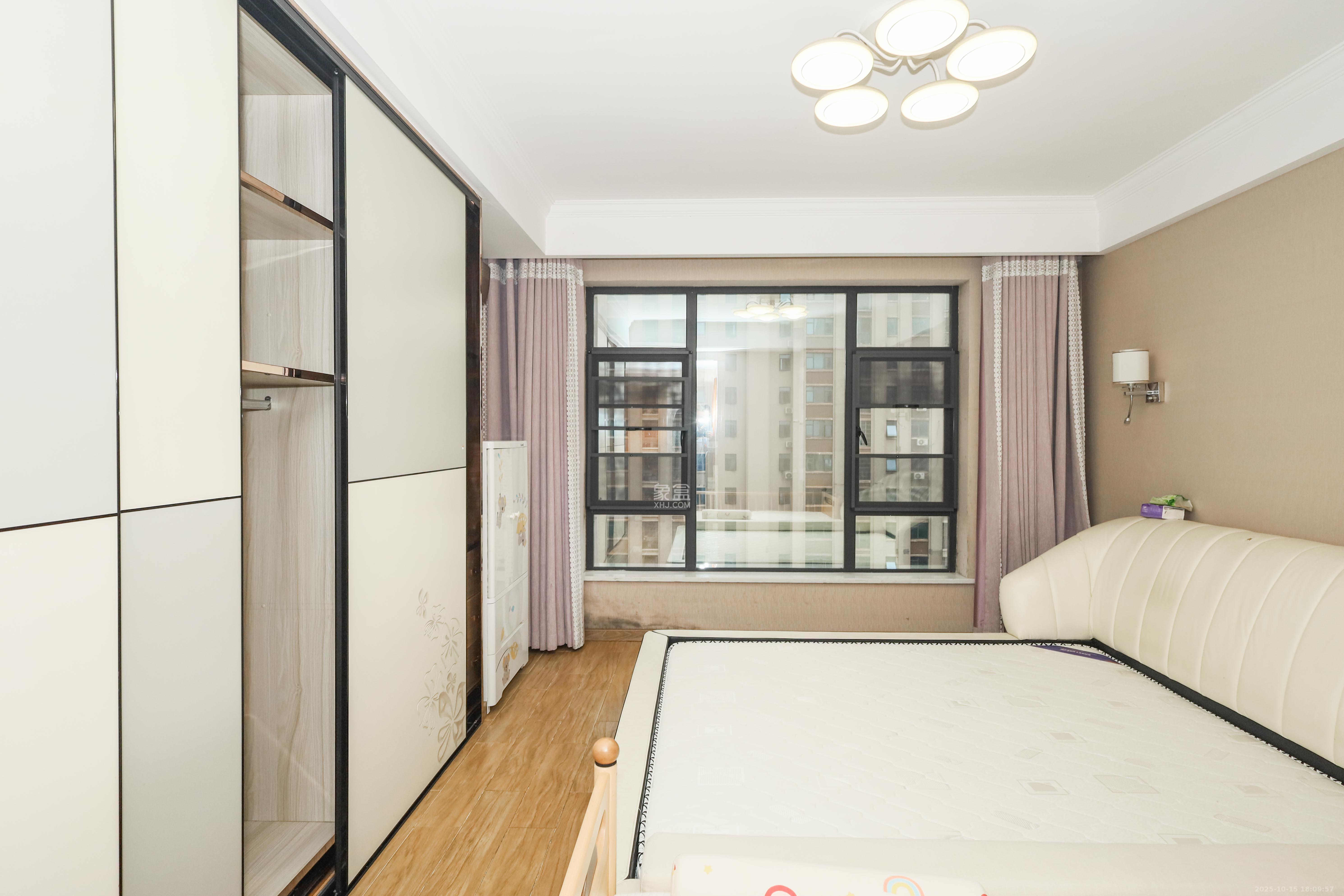 天元涉外景园C区  4室2厅2卫    105.0万卧室