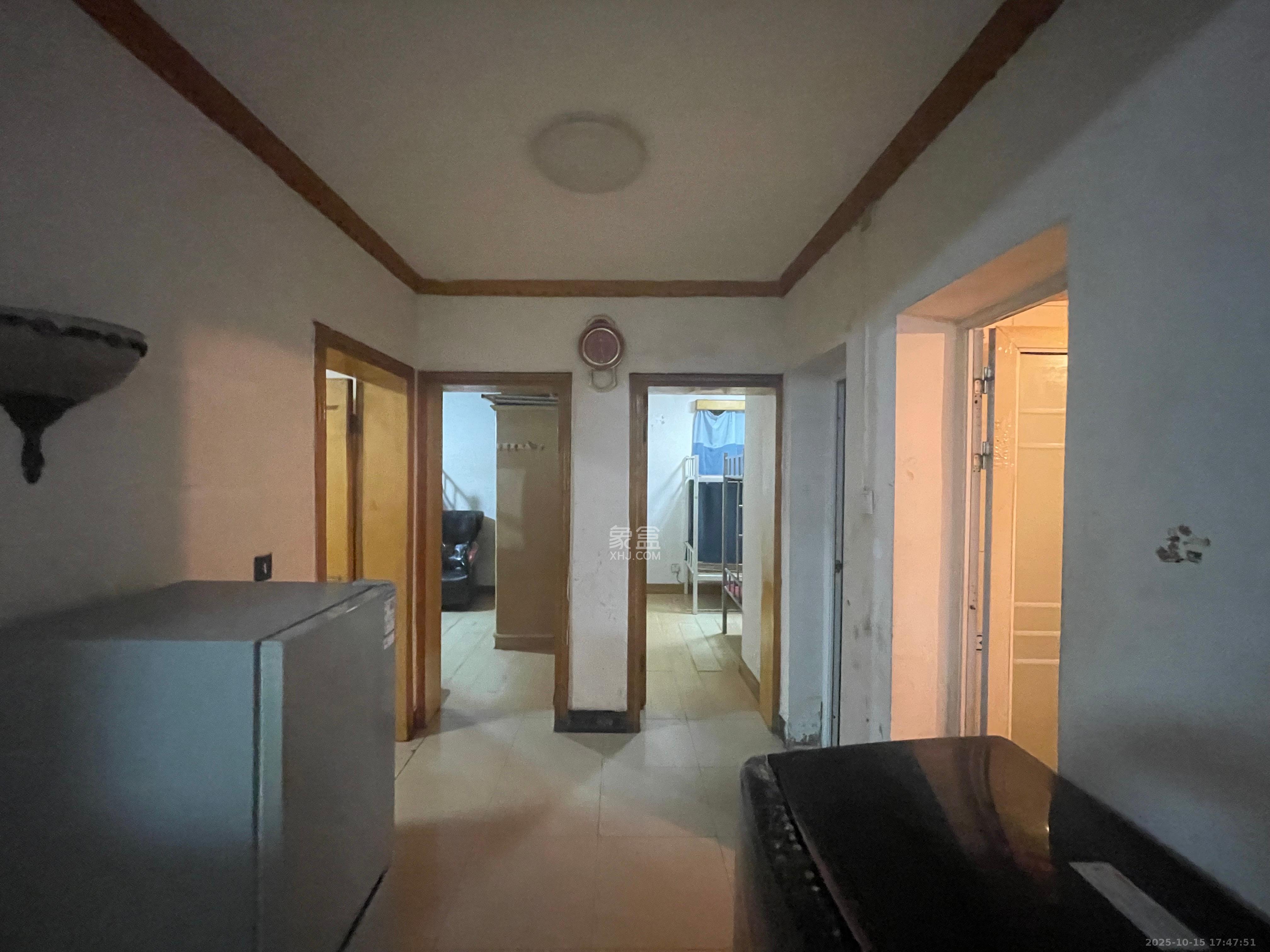 坡子街综合楼  1室0厅0卫    2500.0元/月室内图