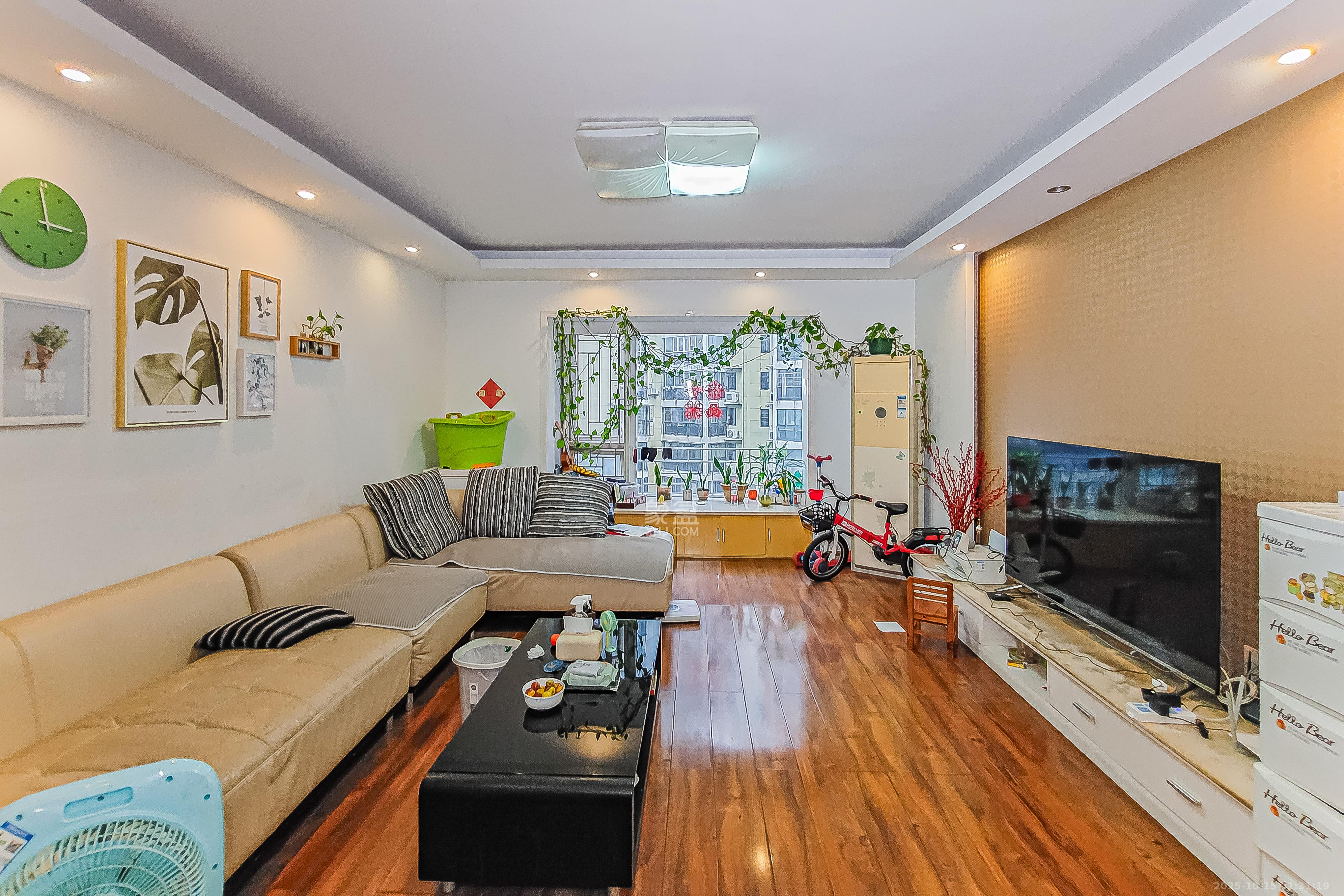 三重星都心  3室2厅2卫    139.0万客厅