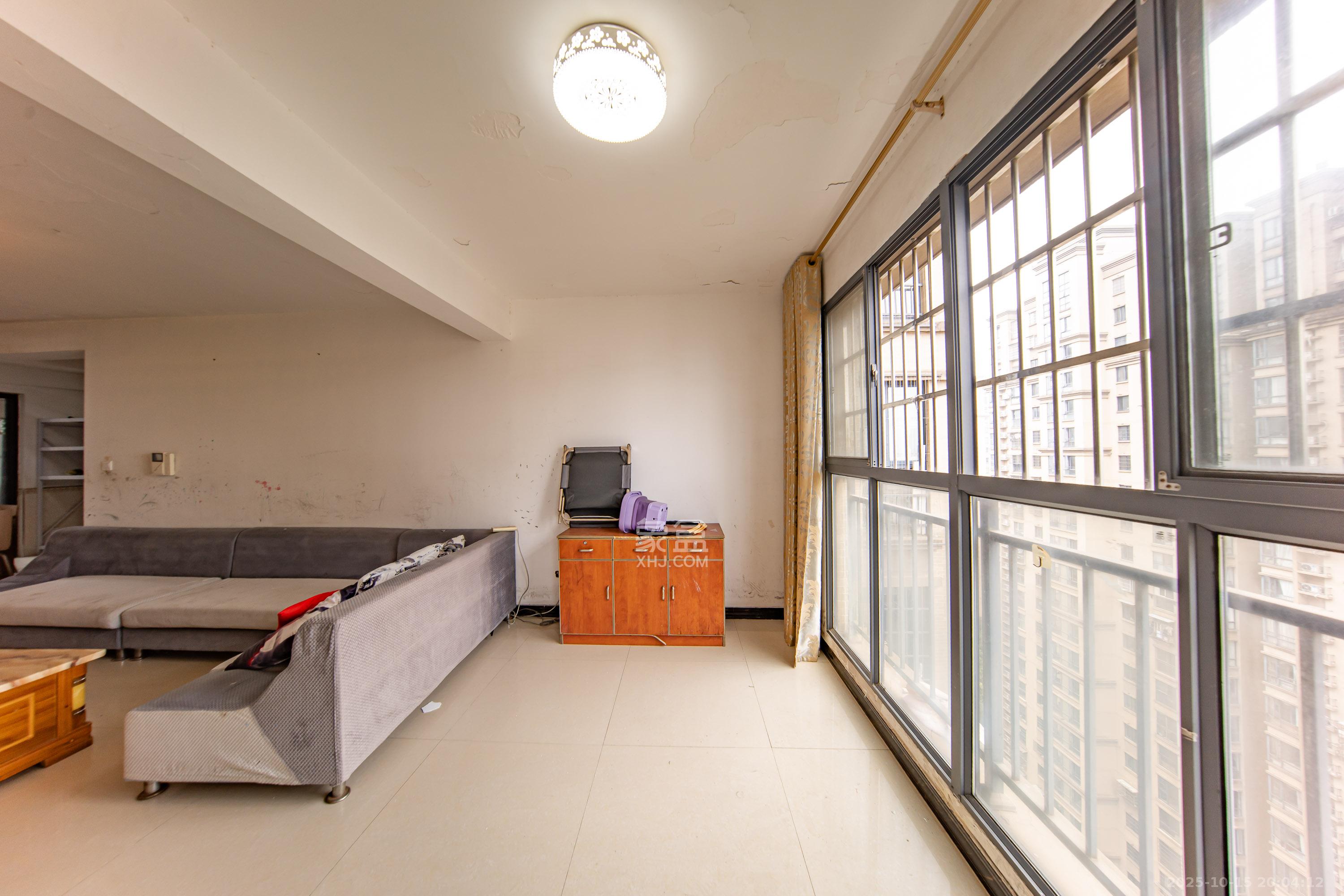 中建麓山和苑  3室2厅2卫    72.0万阳台