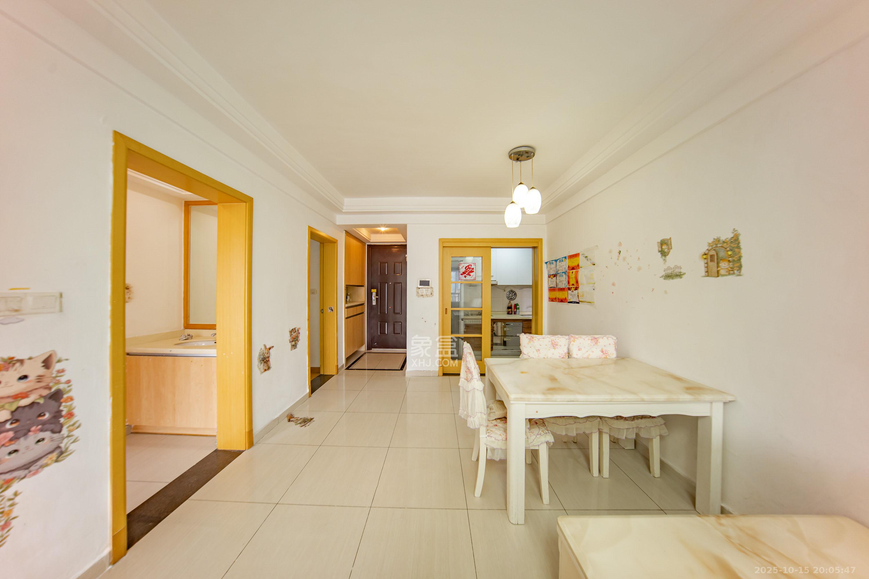 中海国际四期  2室2厅2卫    70.0万客厅