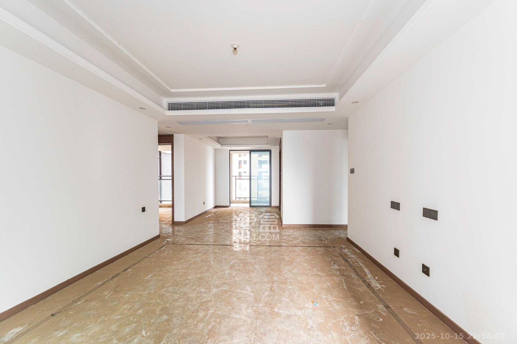 绿地V岛  4室2厅2卫    180.0万客厅