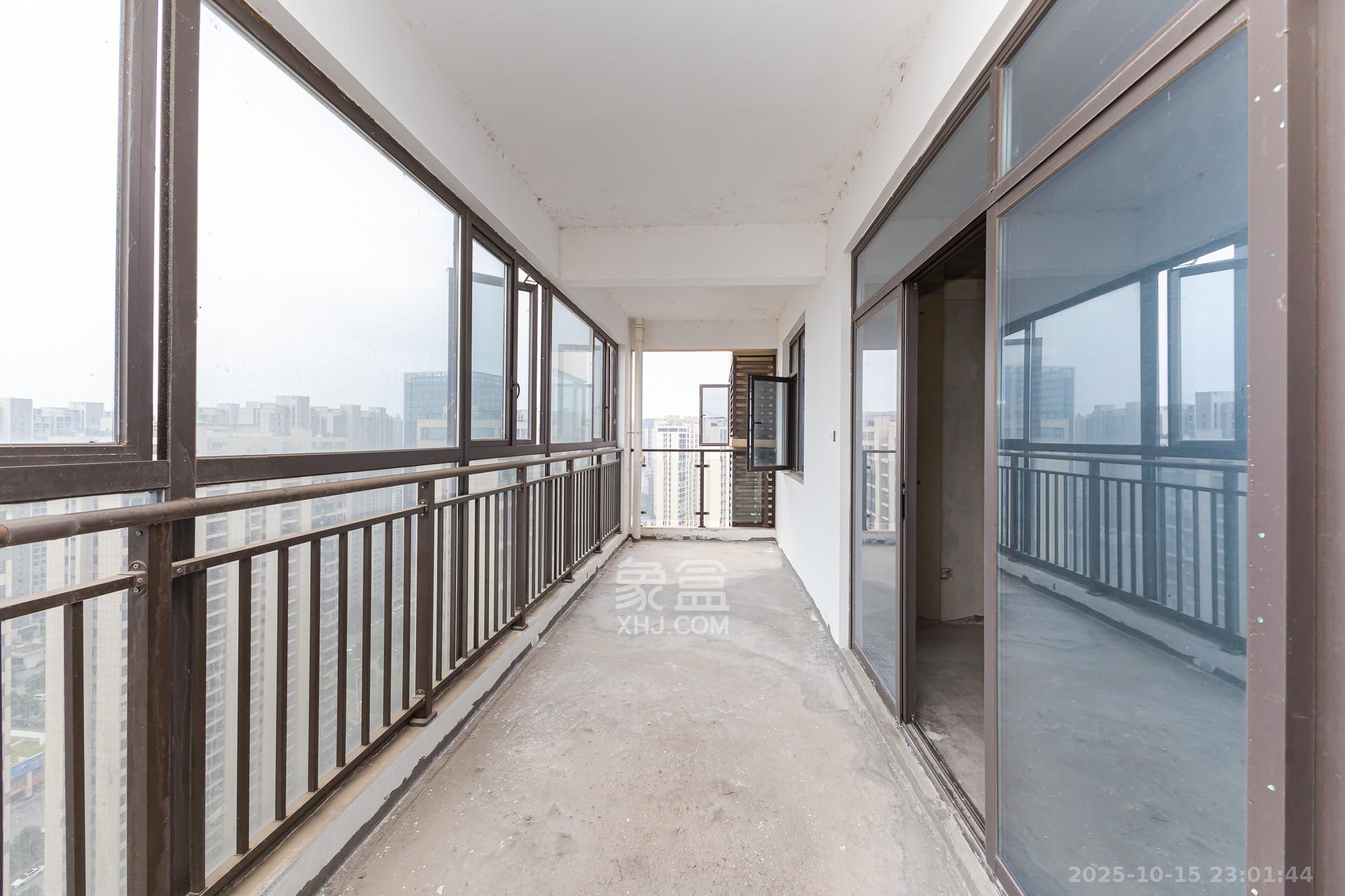 润和湘江天地AB区  4室2厅2卫    210.0万阳台