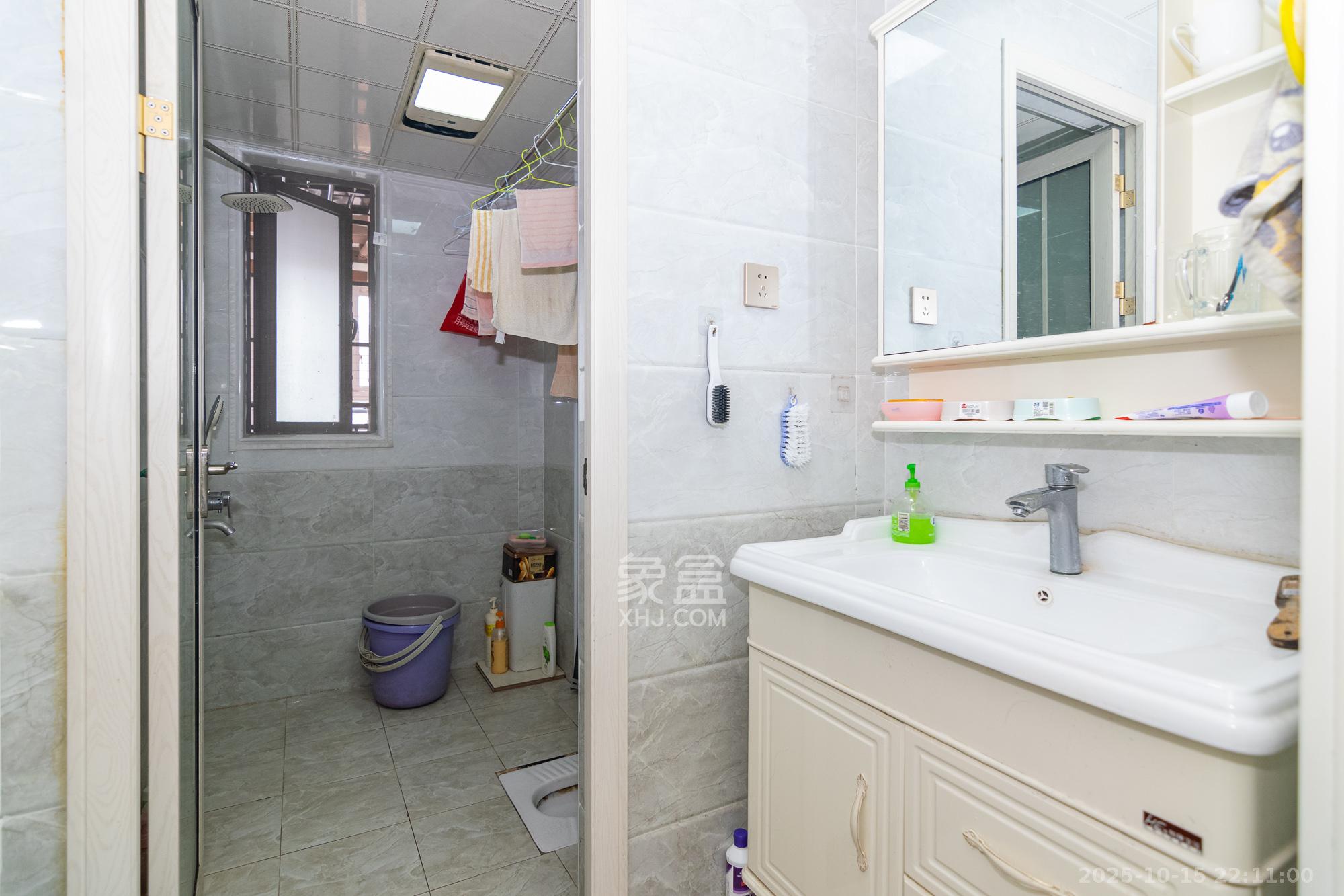 新城国际花都  3室2厅2卫    72.0万卫生间