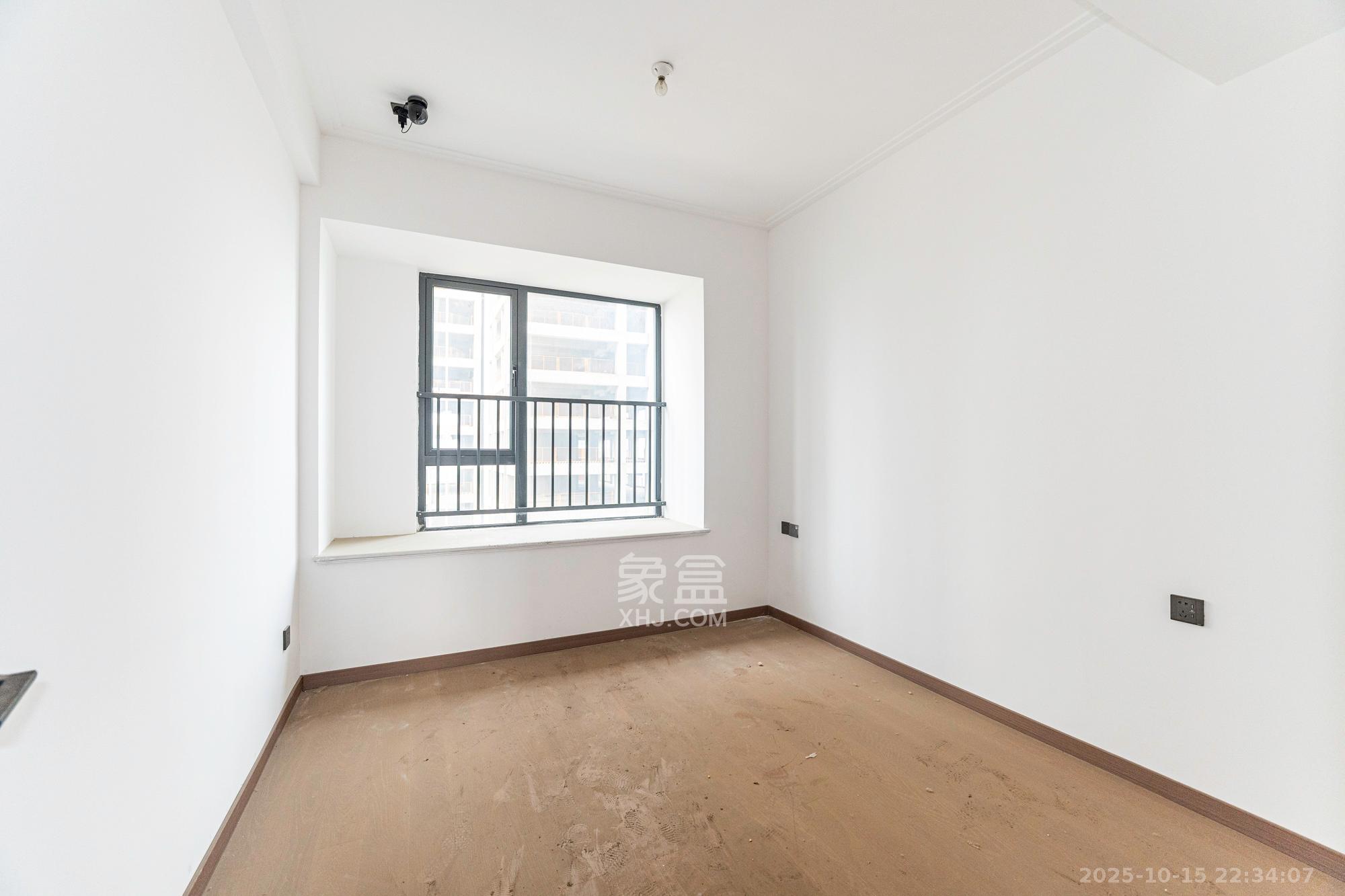 绿地V岛  4室2厅2卫    180.0万卧室