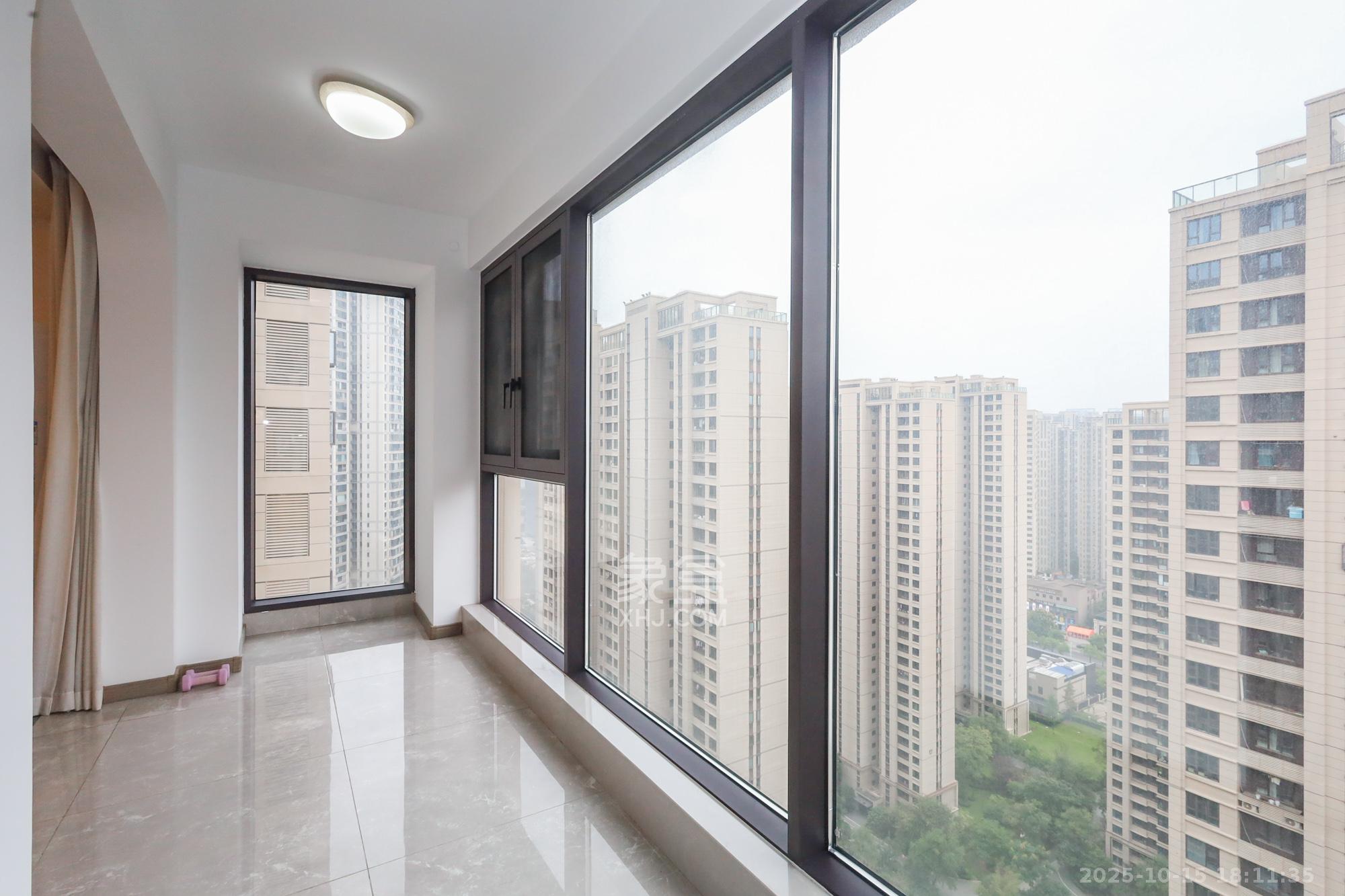 龙湖铂金中心（龙湖春江郦城）  3室2厅2卫    216.0万阳台